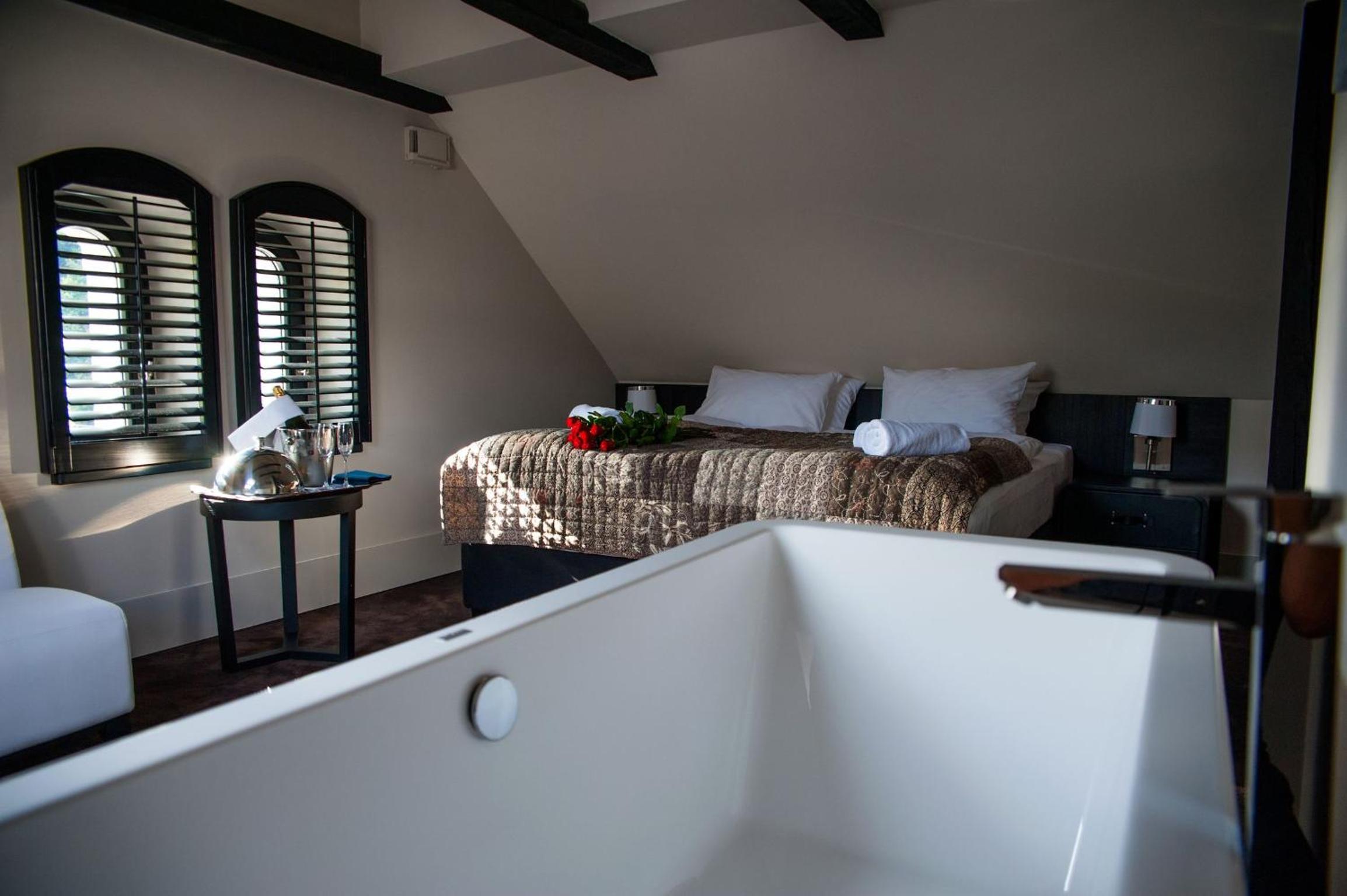 Deluxe Double Room with Bath - Photo 1