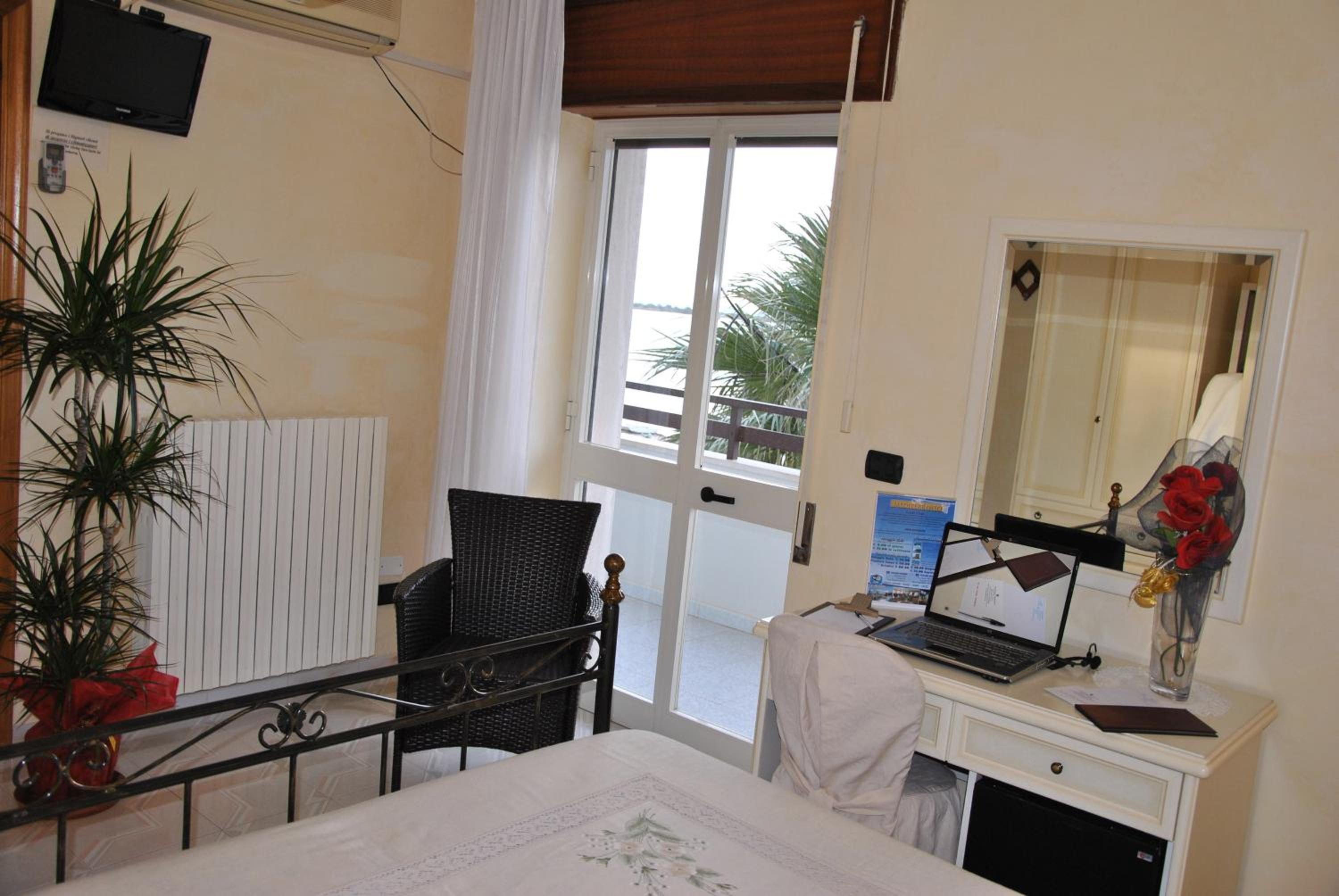 Double Room with Balcony and Sea View photo 2