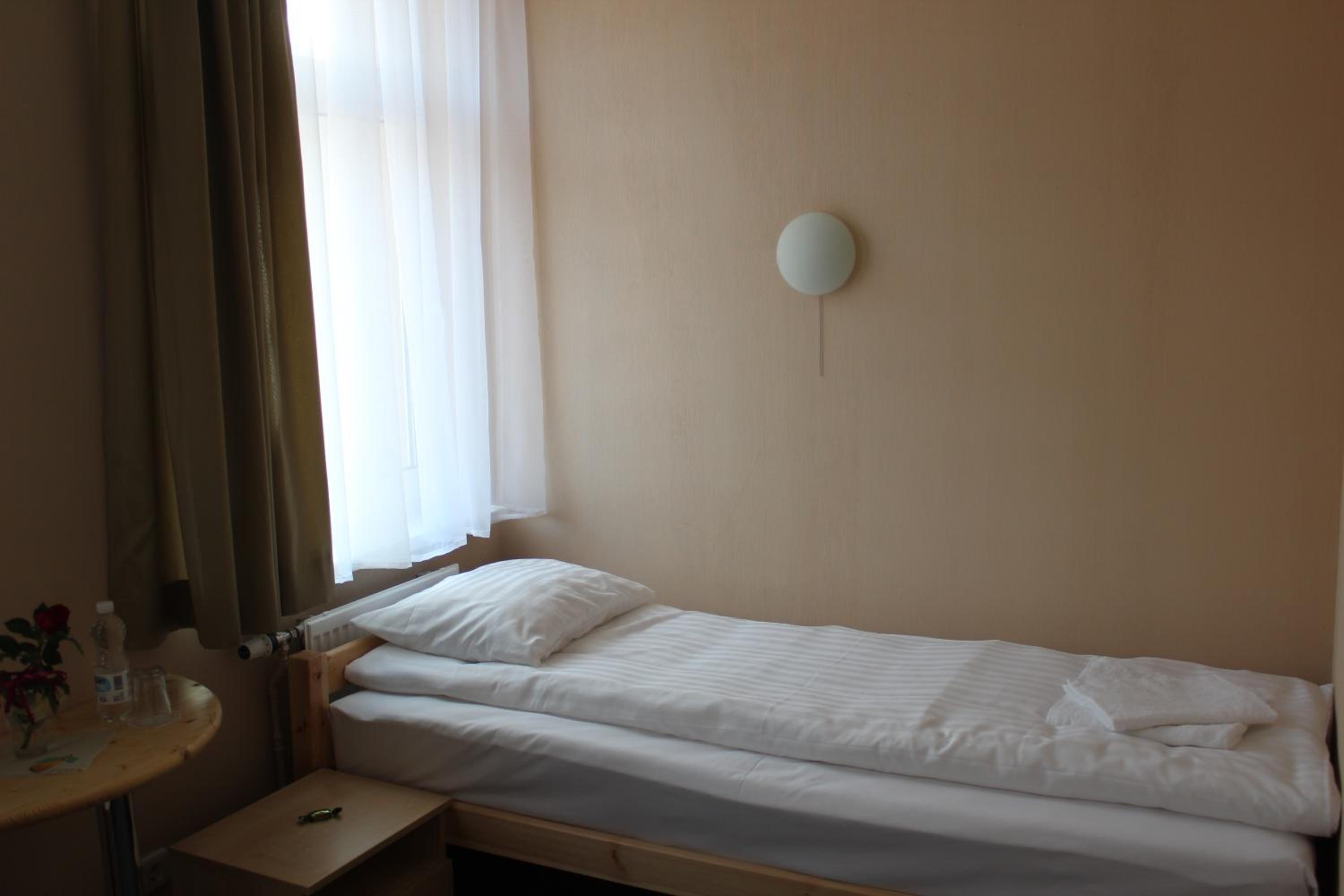 Twin Room with Private Bathroom - Photo 4