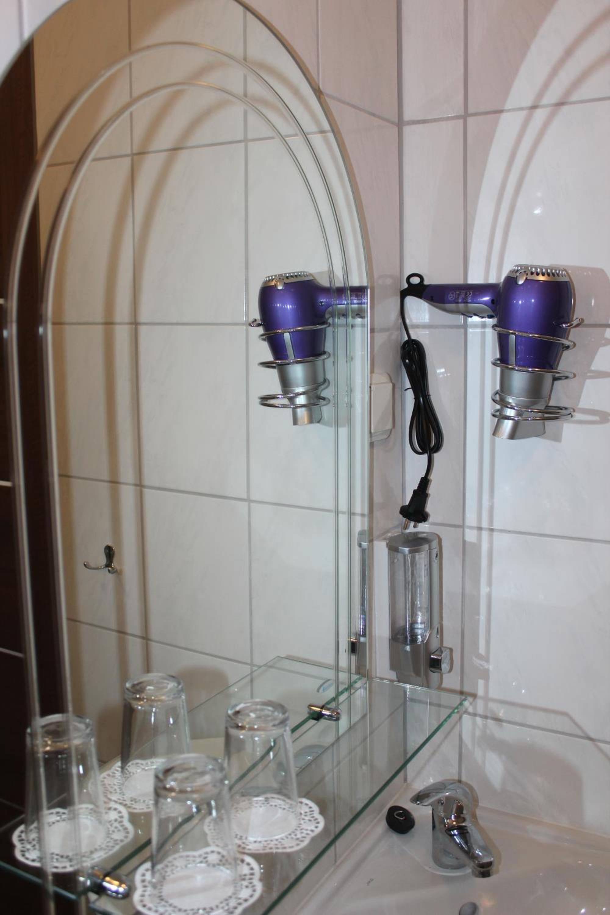 Twin Room with Private Bathroom - Photo 3