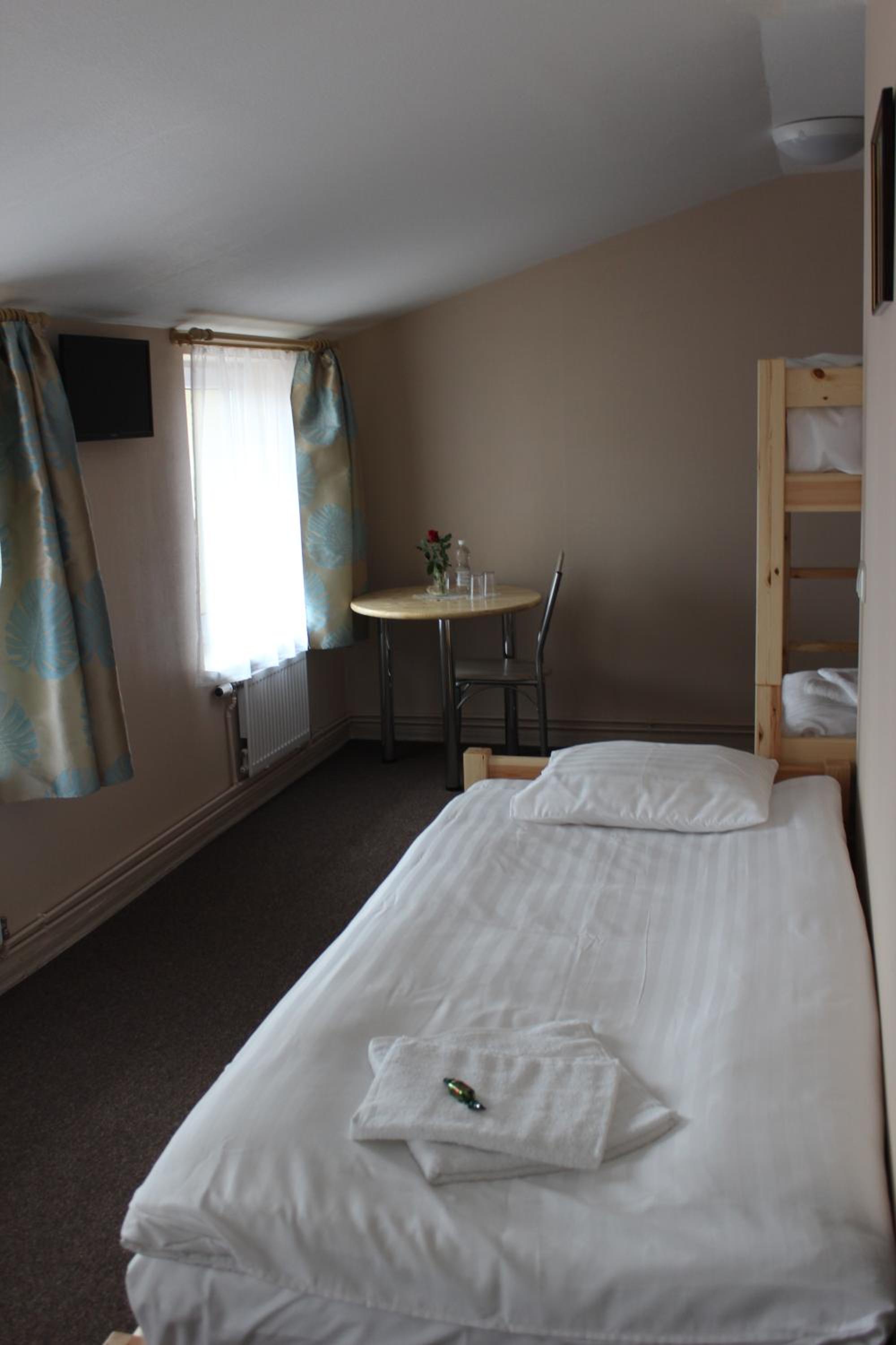 Quadruple Room with Private Bathroom - Photo 8