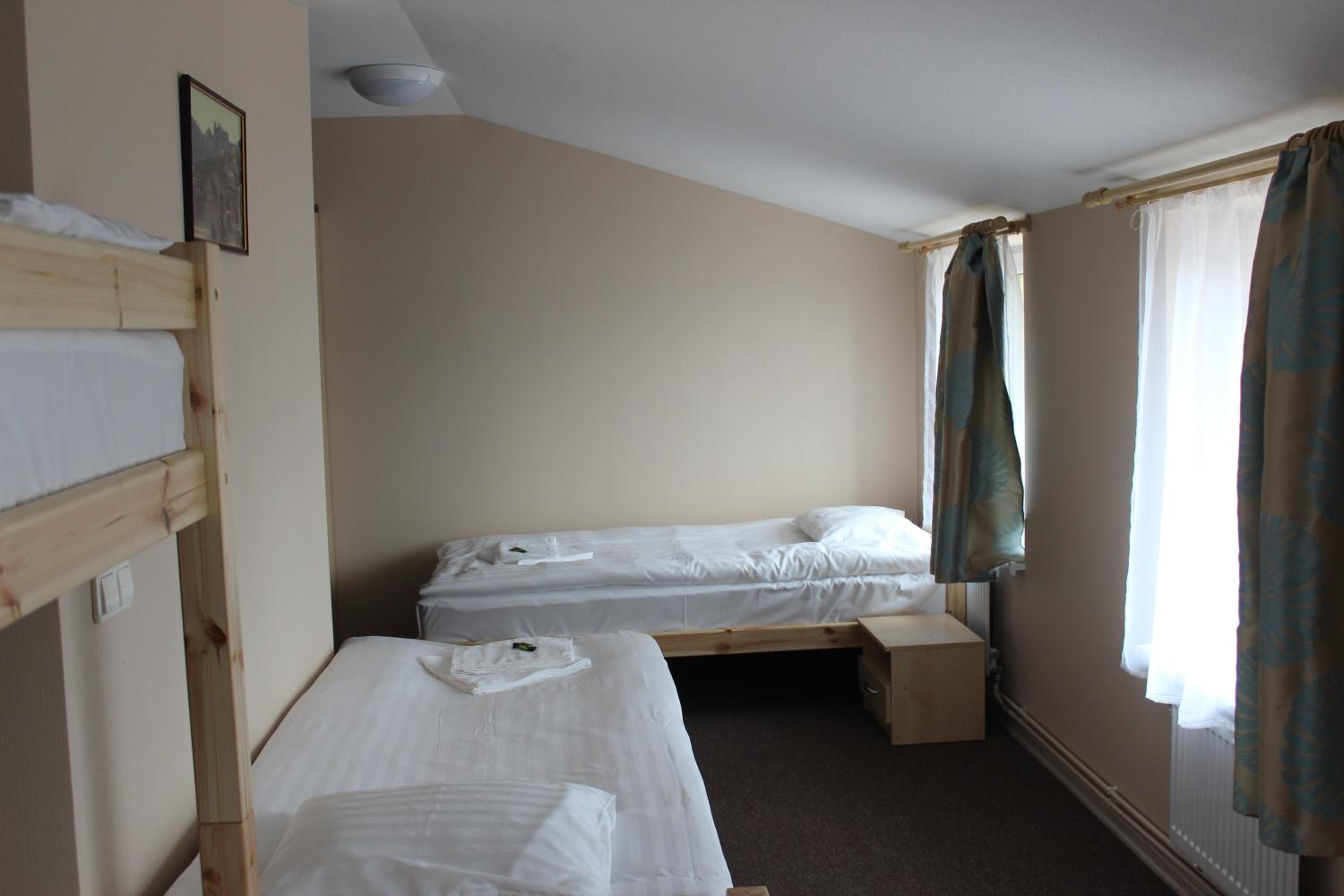 Quadruple Room with Private Bathroom - Photo 6