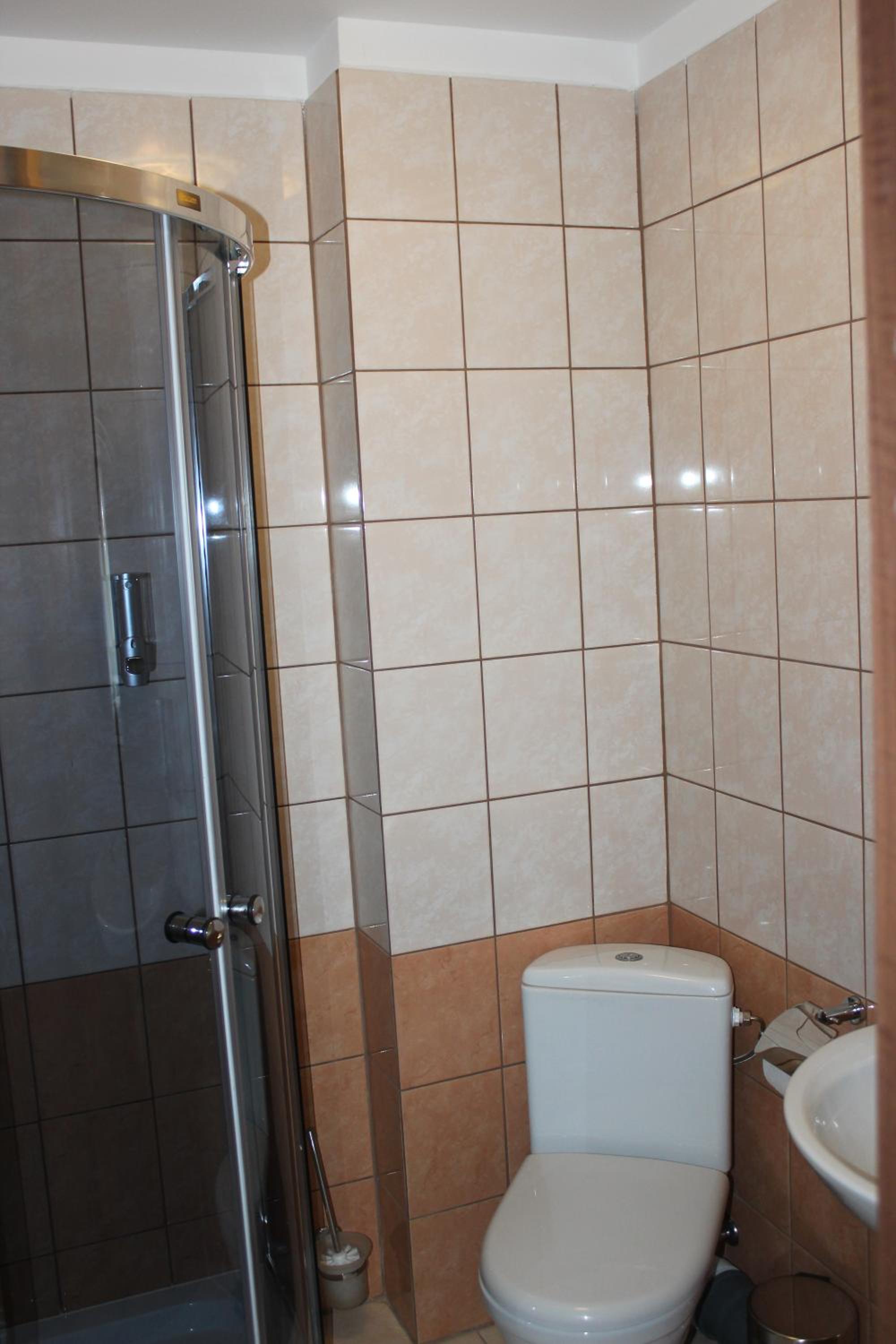 Quadruple Room with Private Bathroom - Photo 2