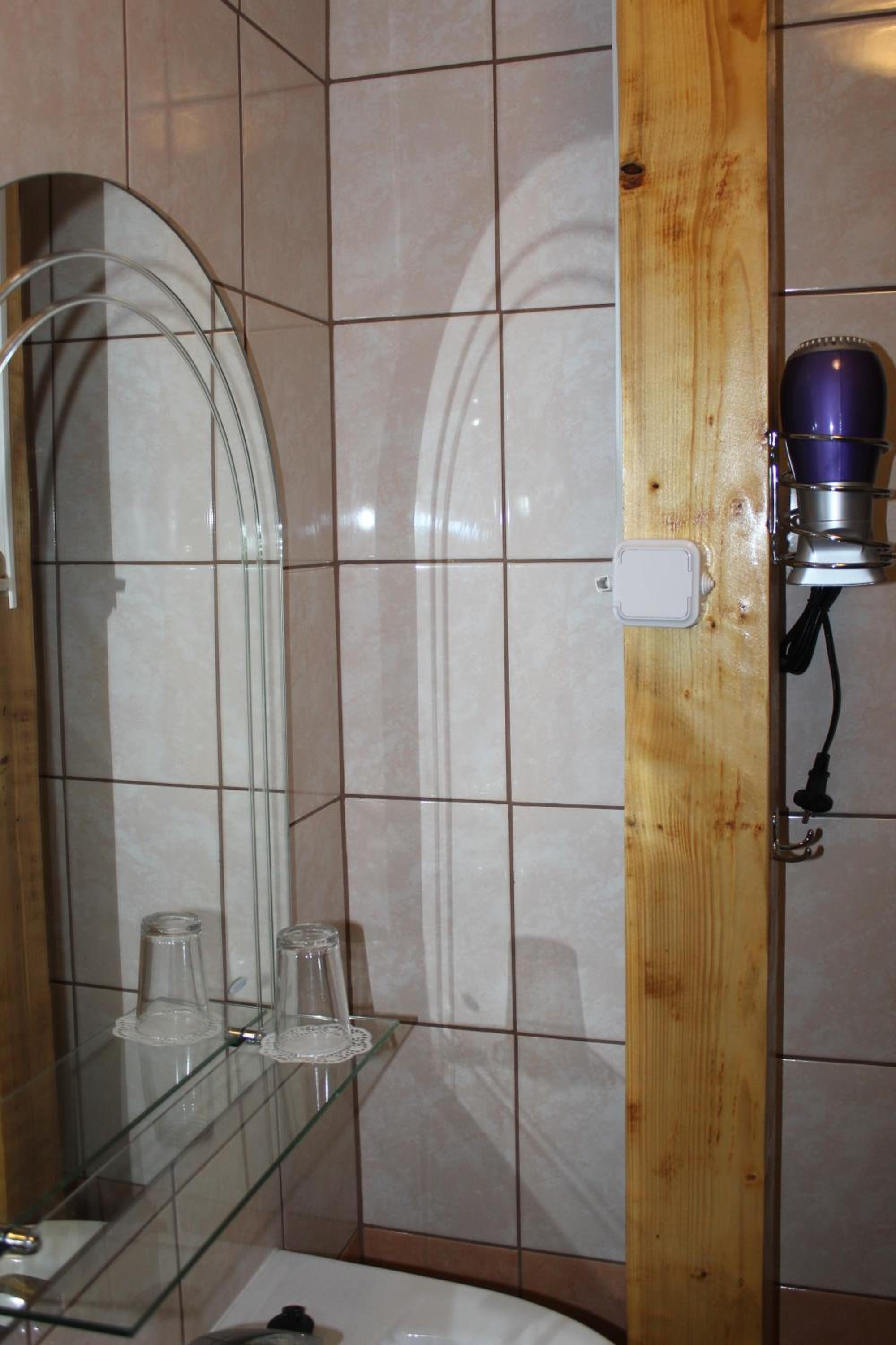 Quadruple Room with Private Bathroom - Photo 3