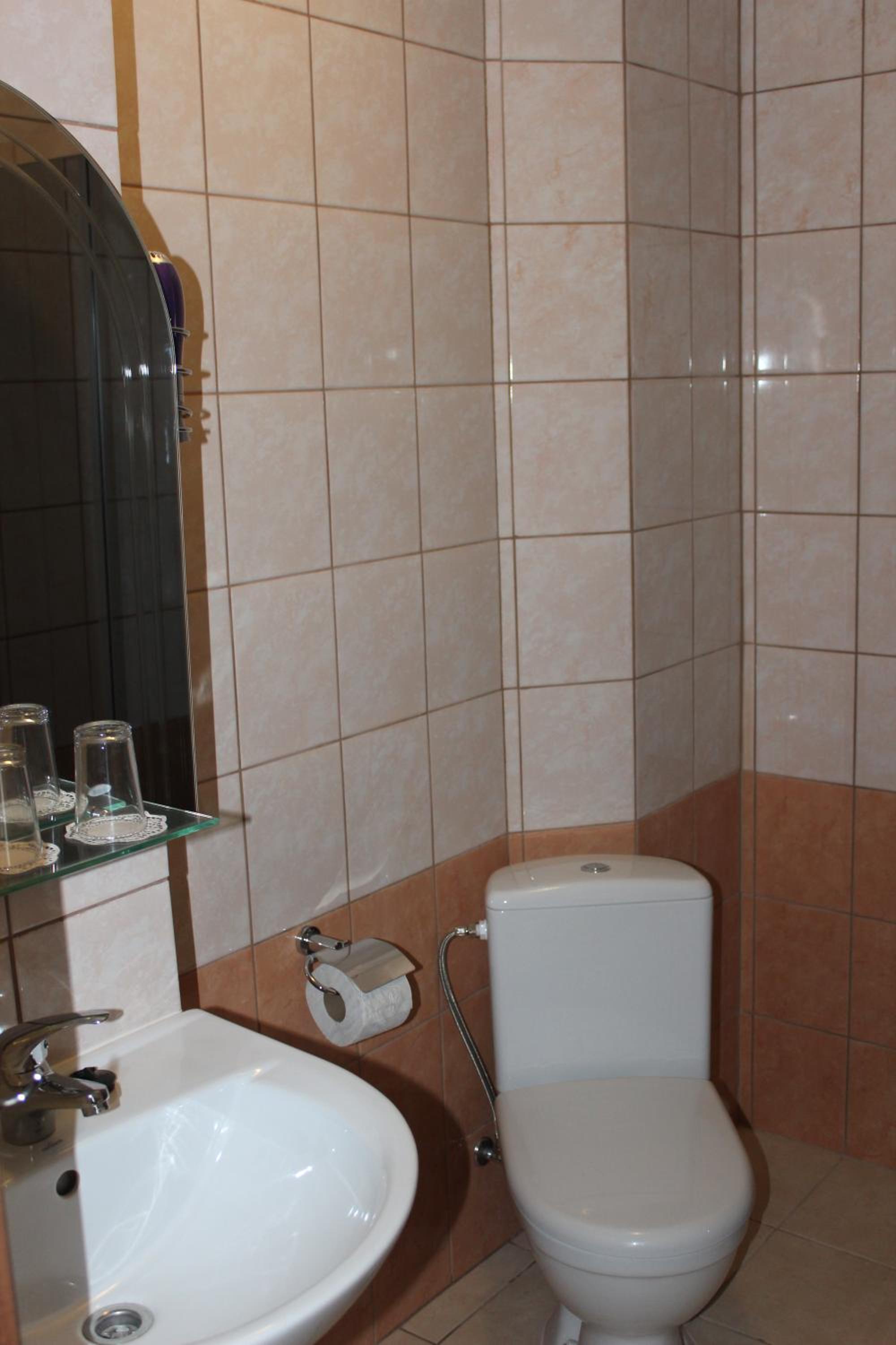 Family Room with Private Bathroom - Photo 4
