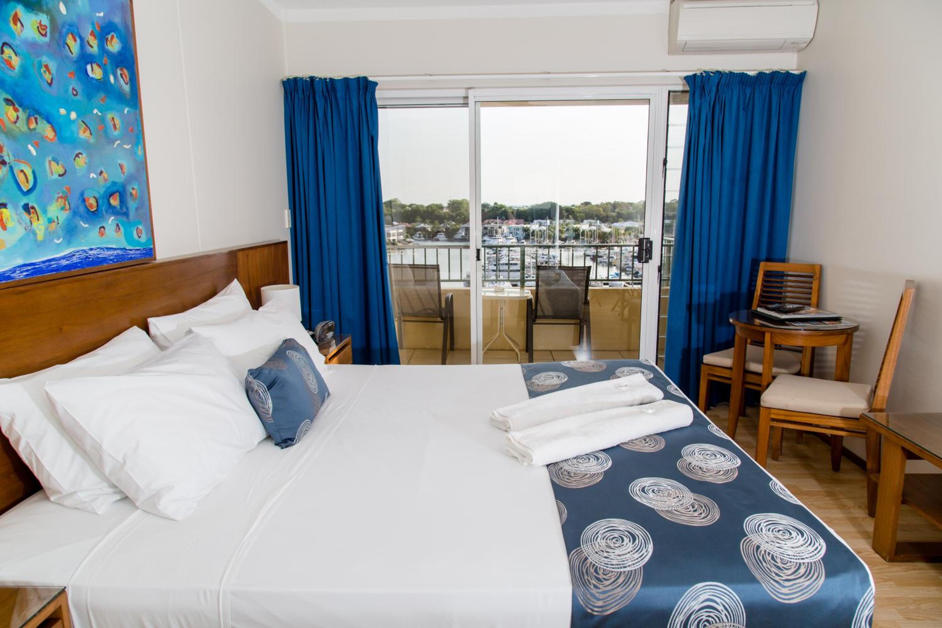 Premium One Bedroom Apartment Water Views includes Free Parking & Wifi