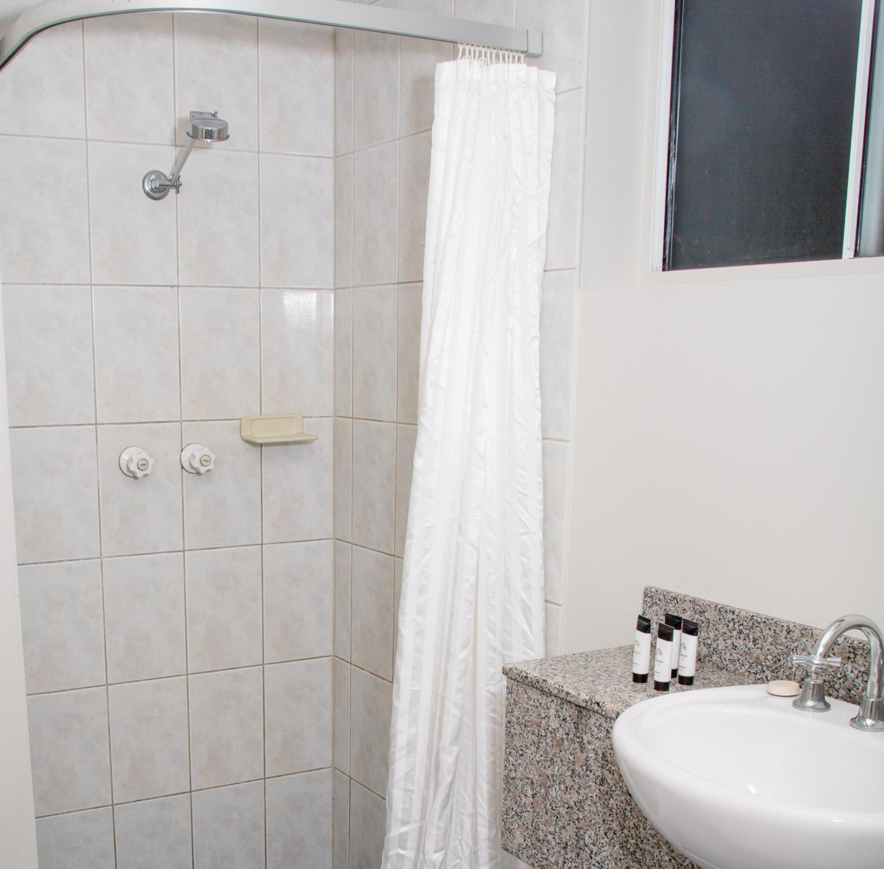 Premium One Bedroom Apartment Water Views includes Free Parking & Wifi