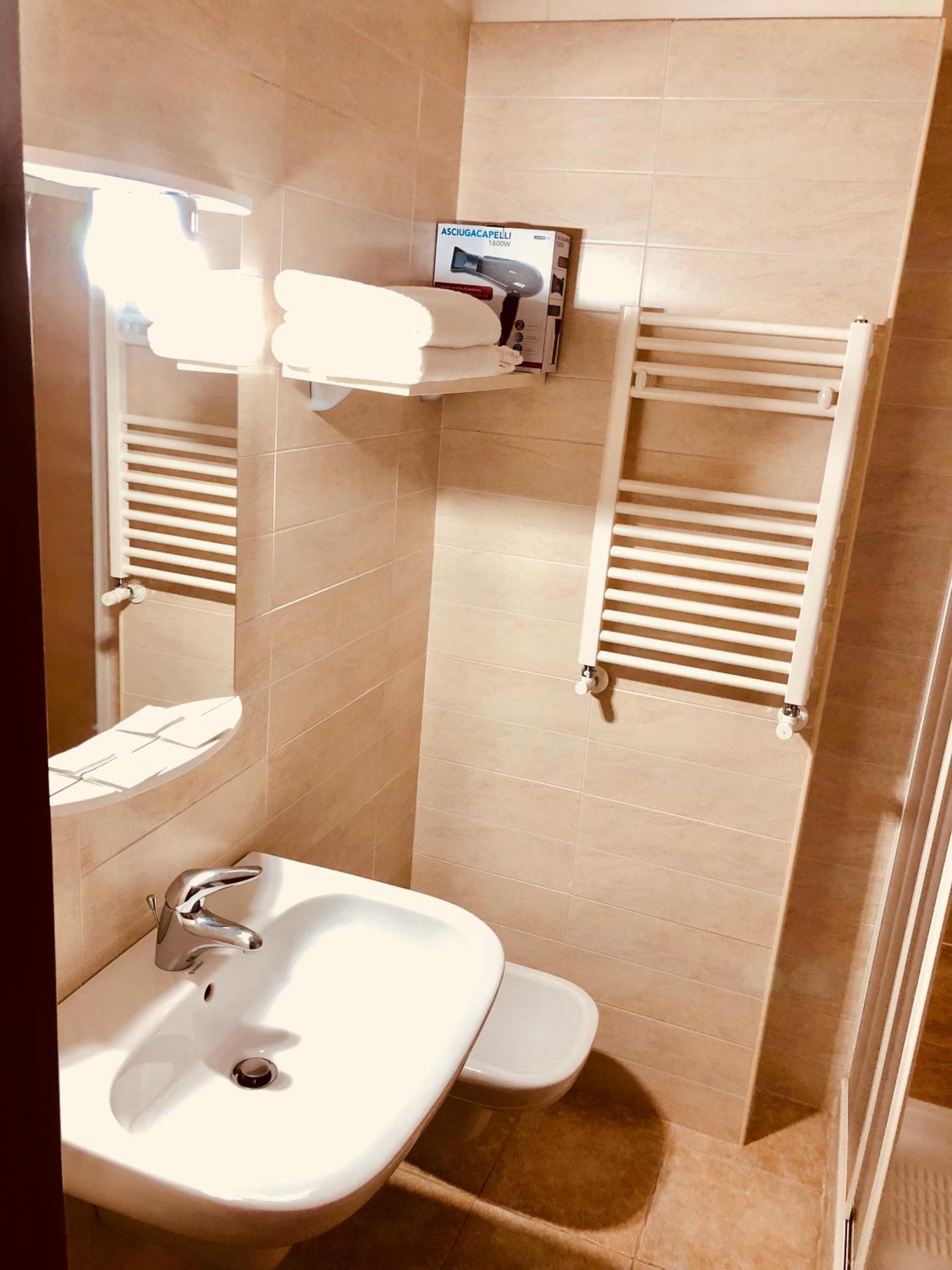 Double Room with Private Bathroom - Photo 12