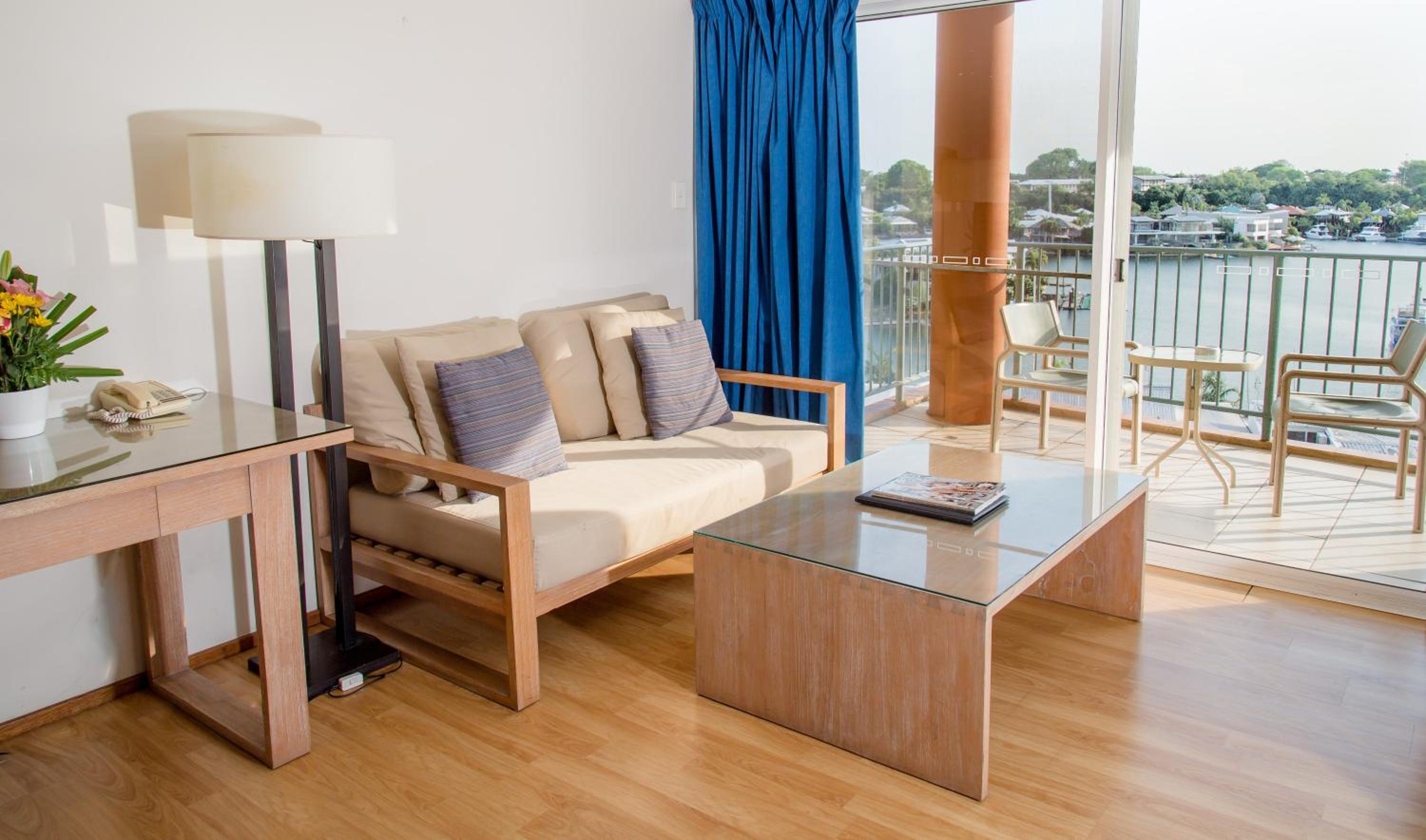 Premium One Bedroom Apartment Water Views includes Free Parking & Wifi