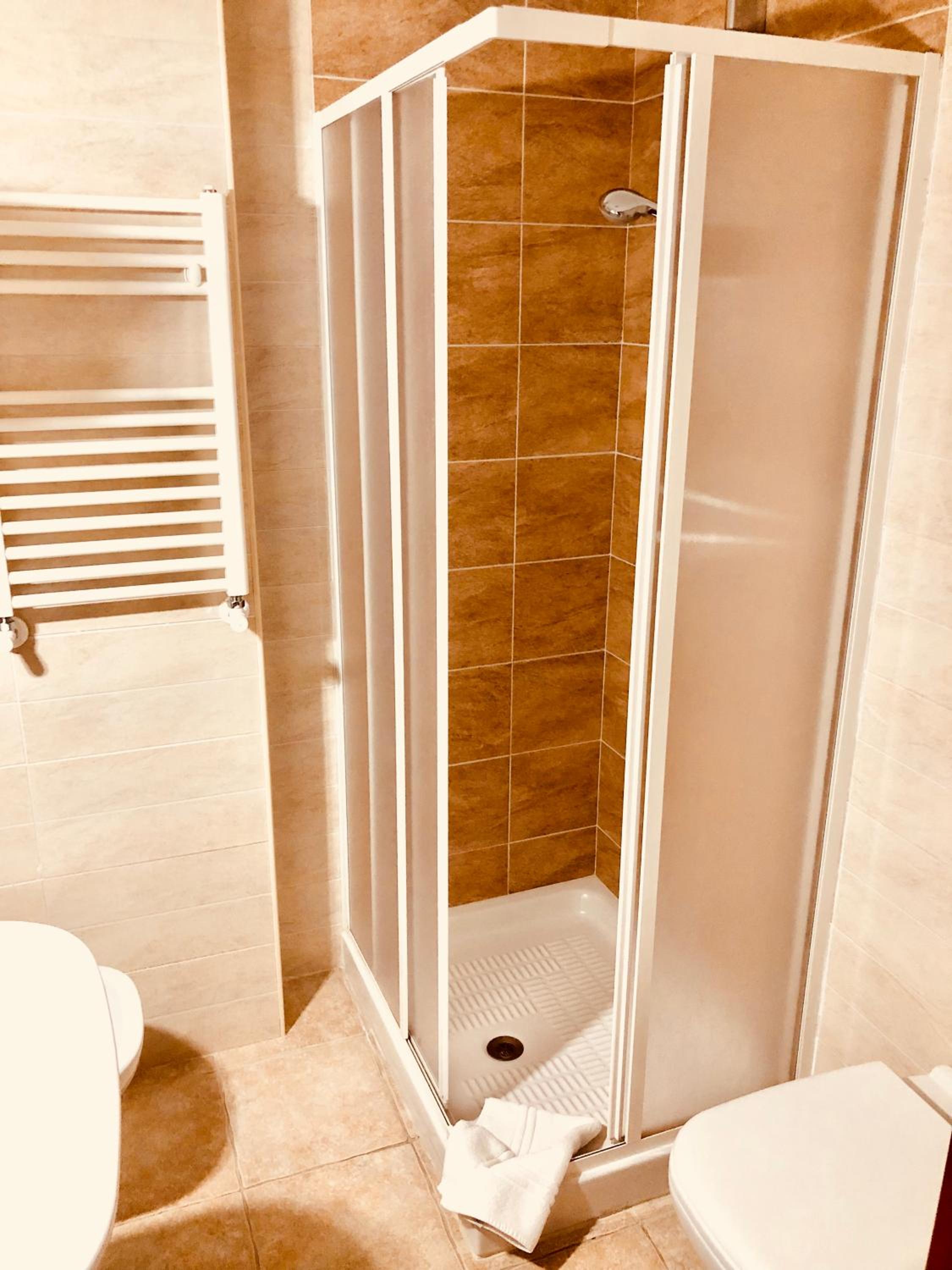 Double Room with Private Bathroom - Photo 13