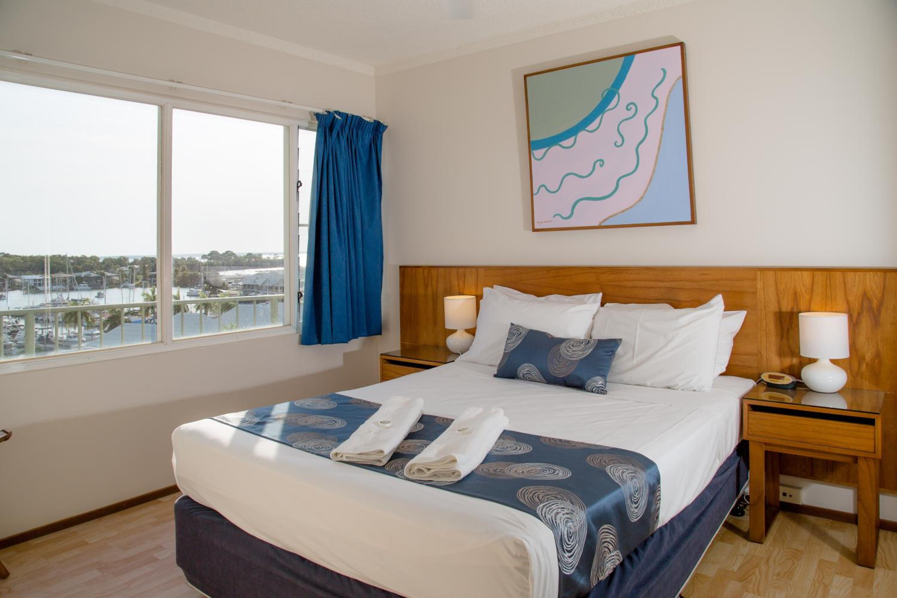 Standard Two Bedroom Apartment Water Views includes Free Parking & Wifi