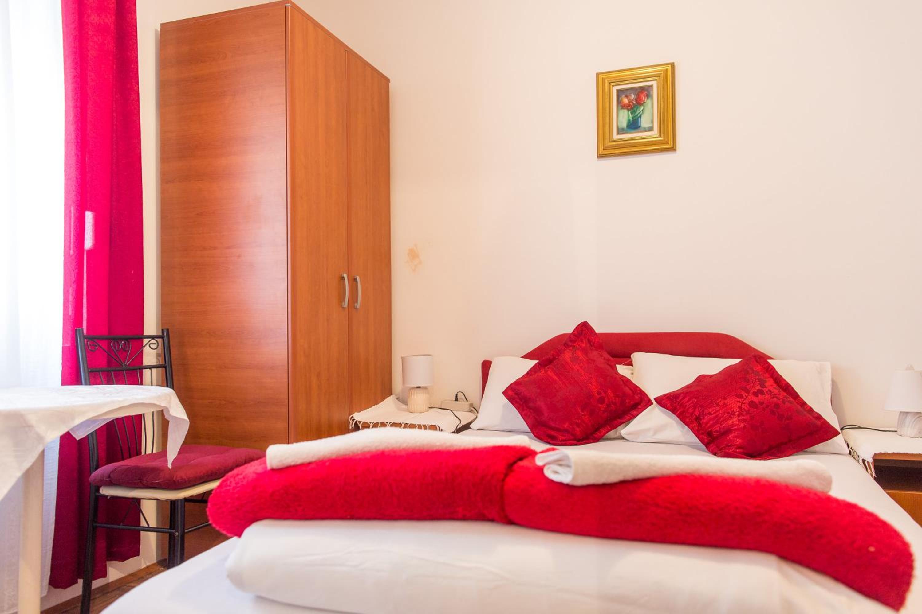 Double Room - Photo 2