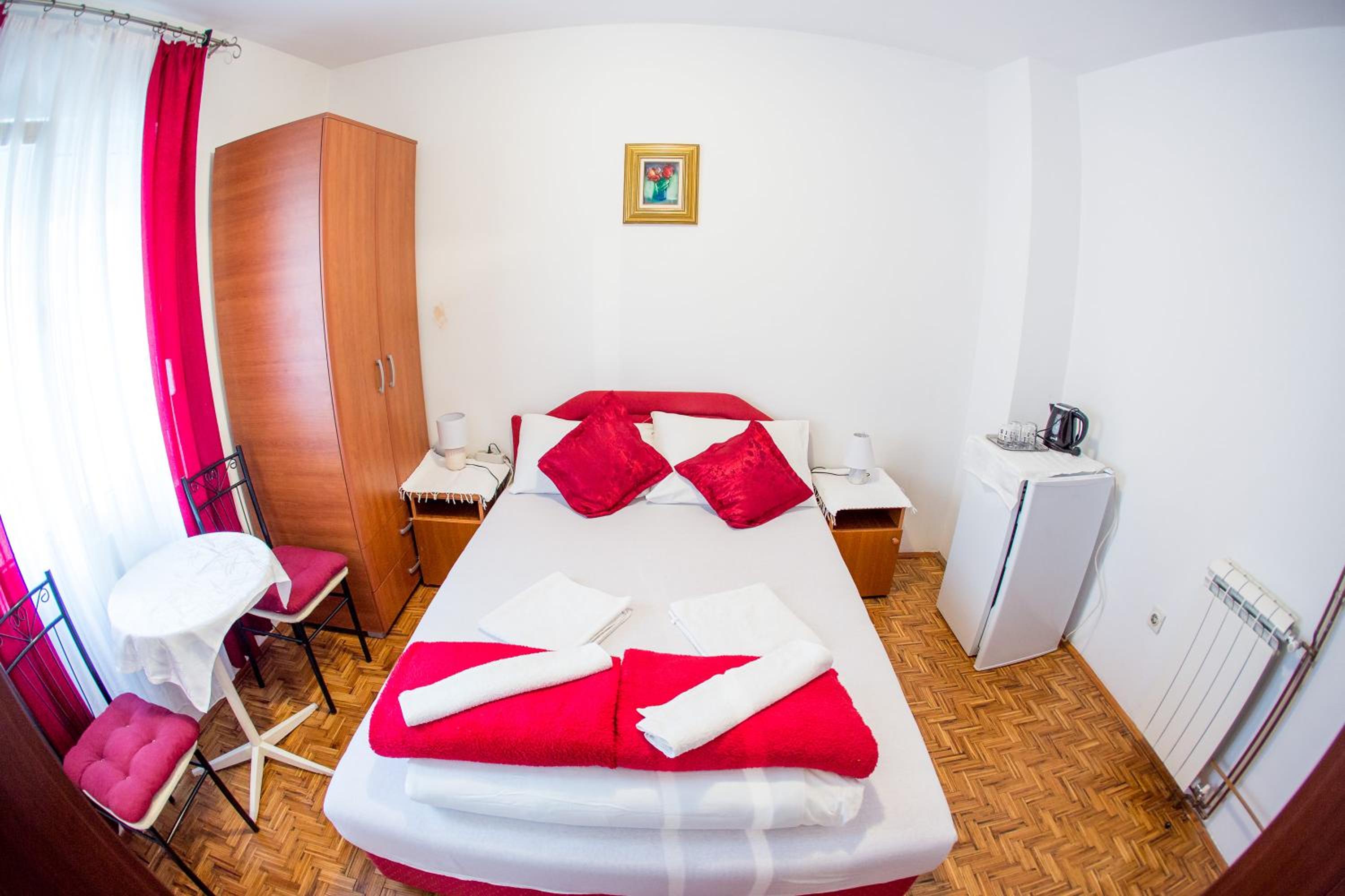 Double Room - Photo 5