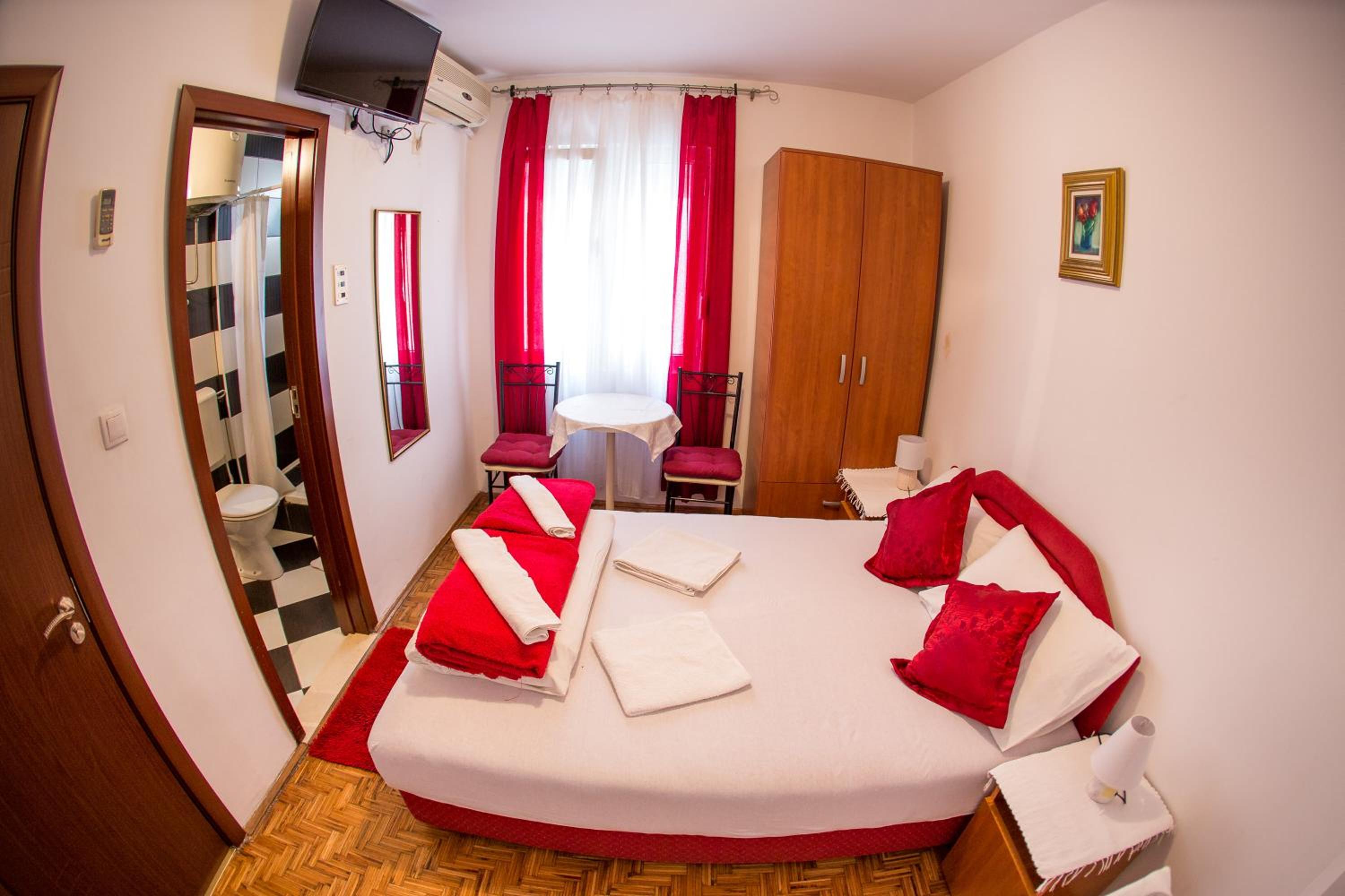 Double Room - Photo 6