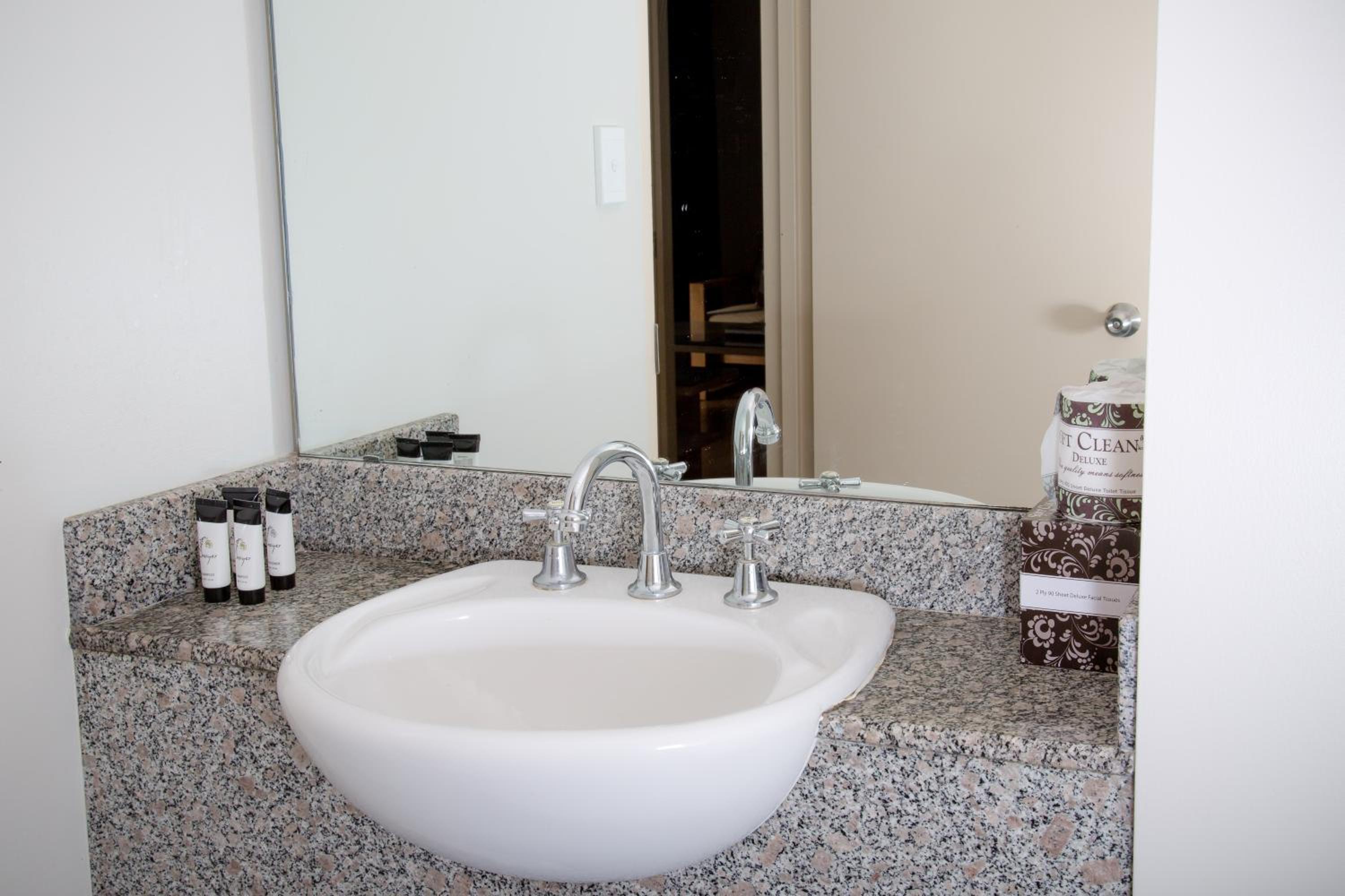 Standard Two Bedroom Apartment Water Views includes Free Parking & Wifi
