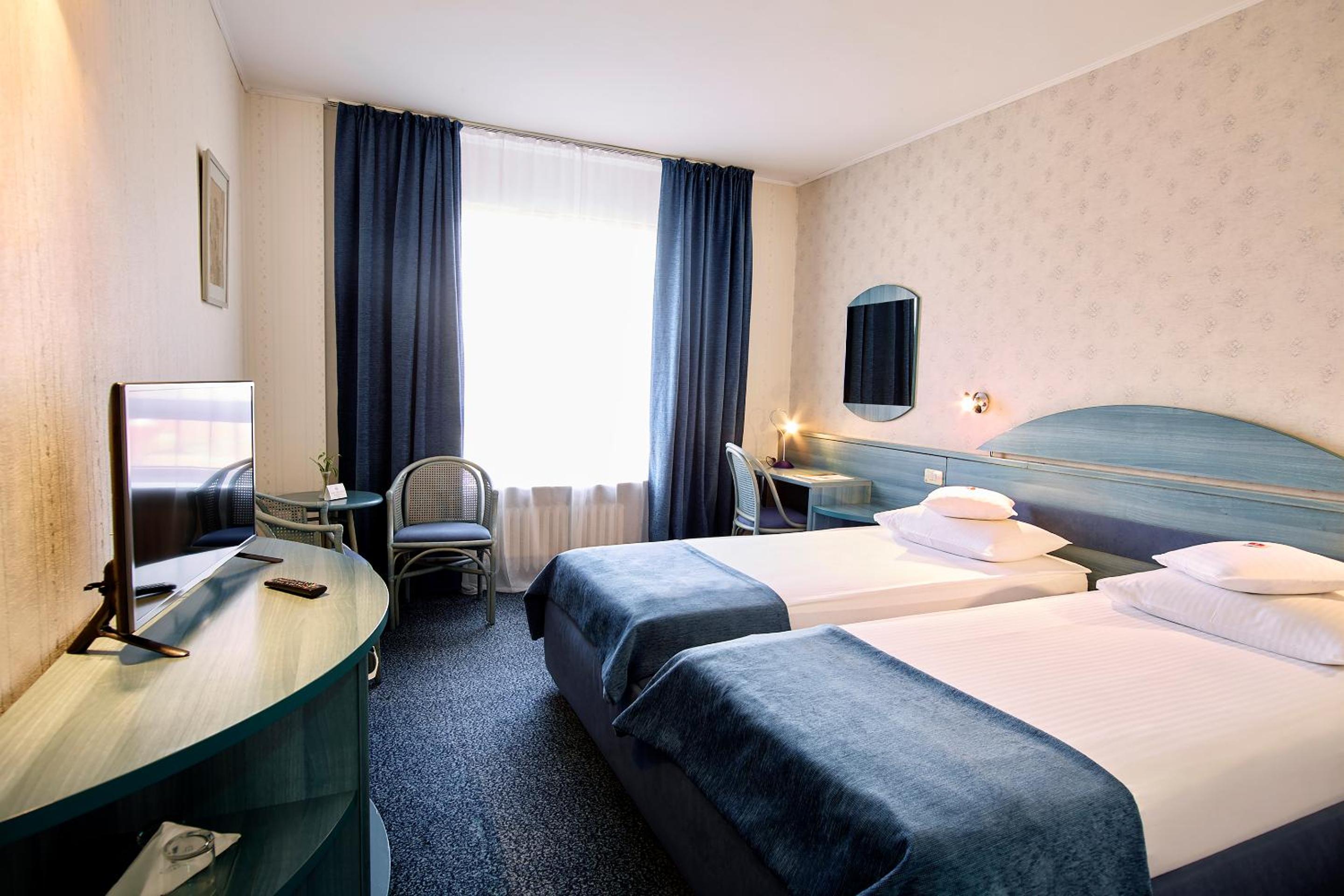 Standard Twin Room - Photo 10
