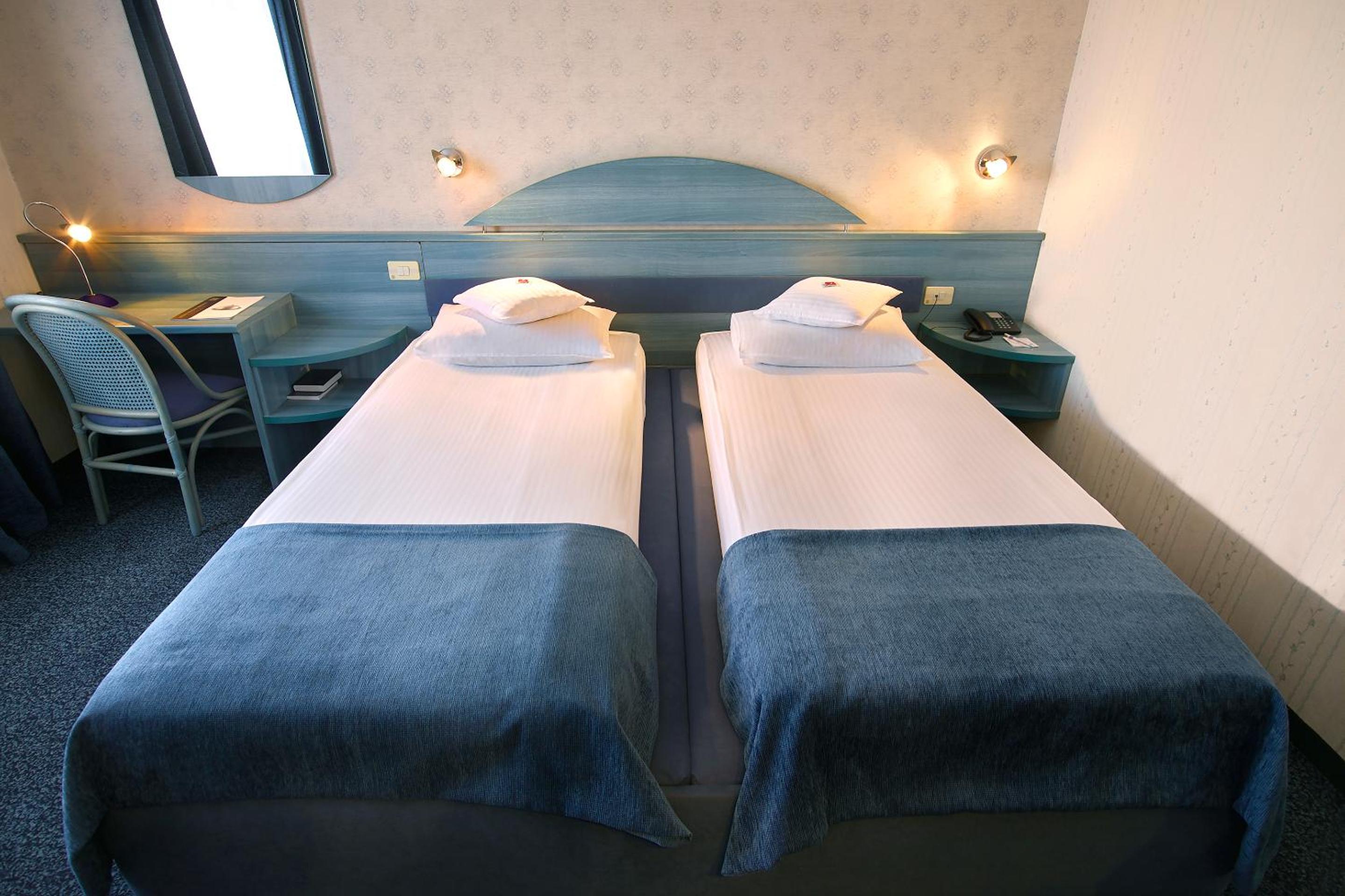 Standard Twin Room - Photo 11