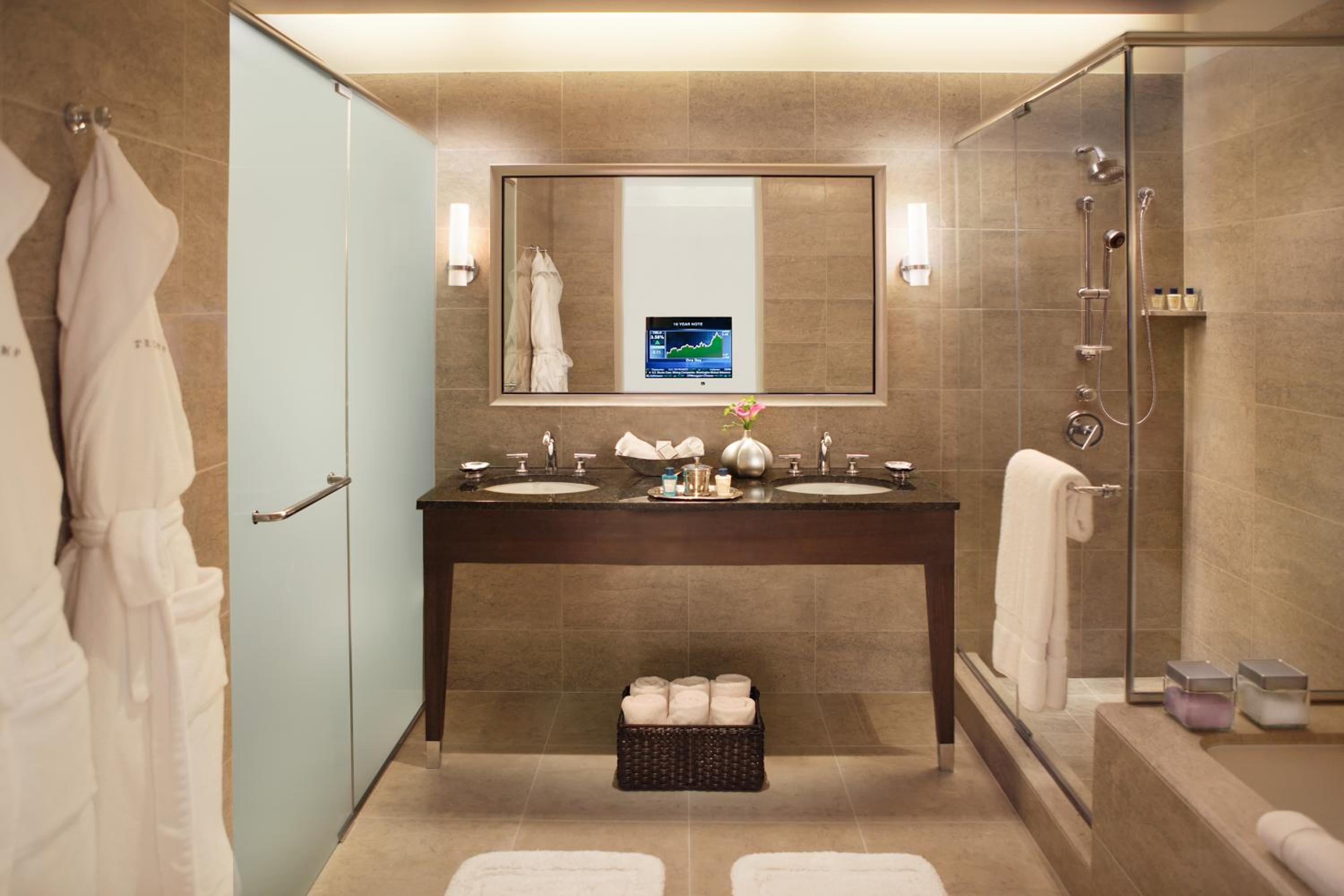 Deluxe King Suite with City View - Photo 5