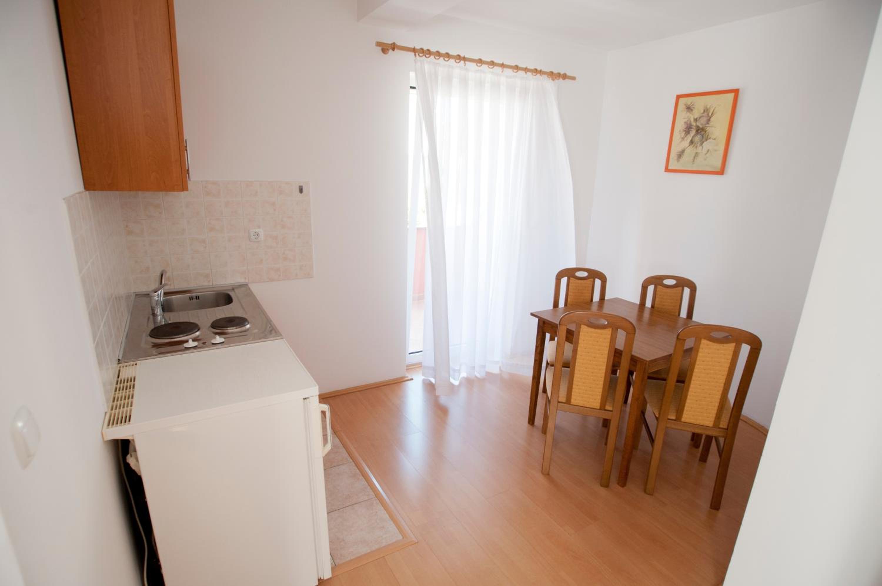 Studio with Balcony - Photo 11