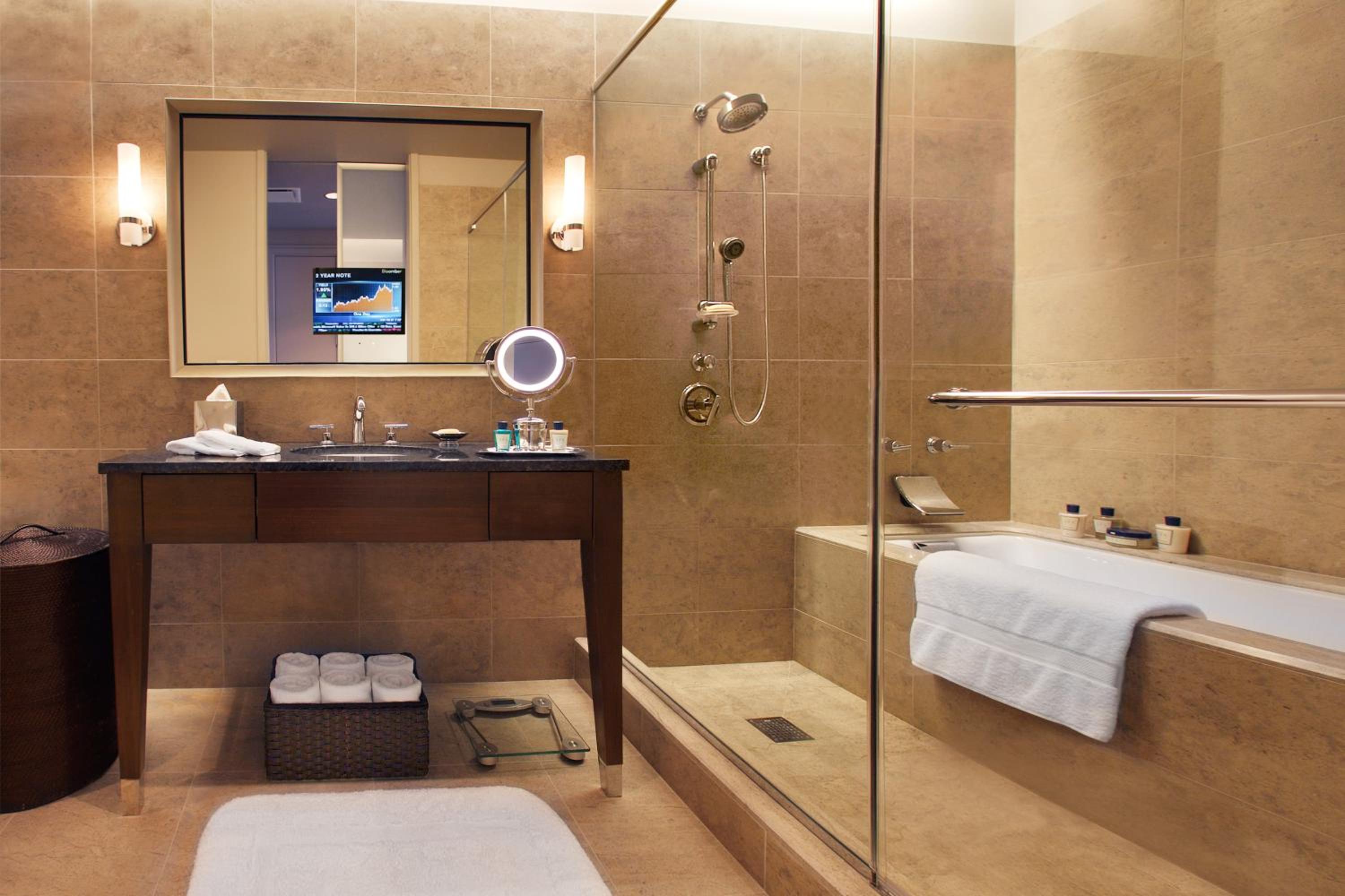 Deluxe King Room with City View - Photo 5