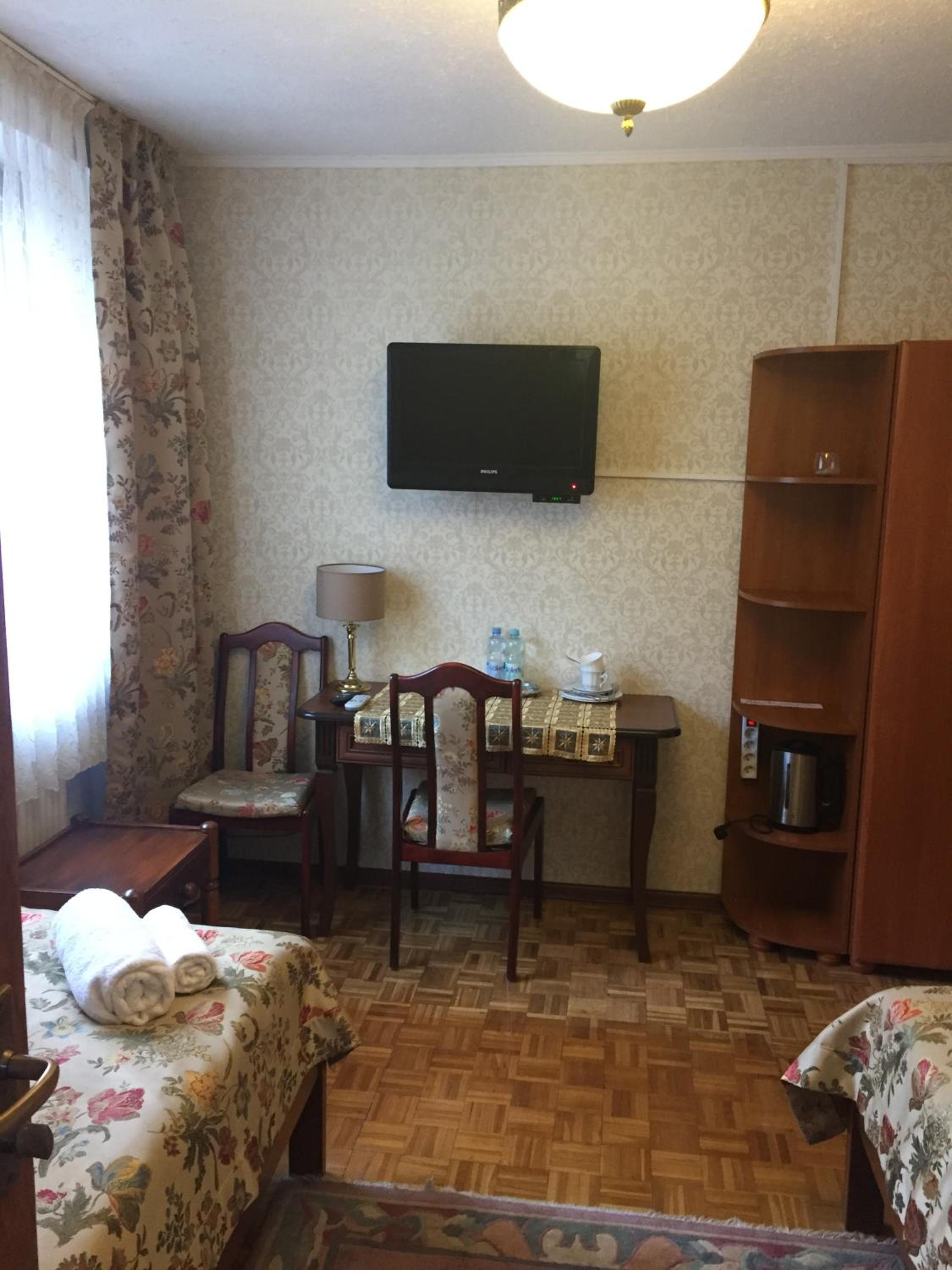 Twin Room with Bathroom - Photo 6