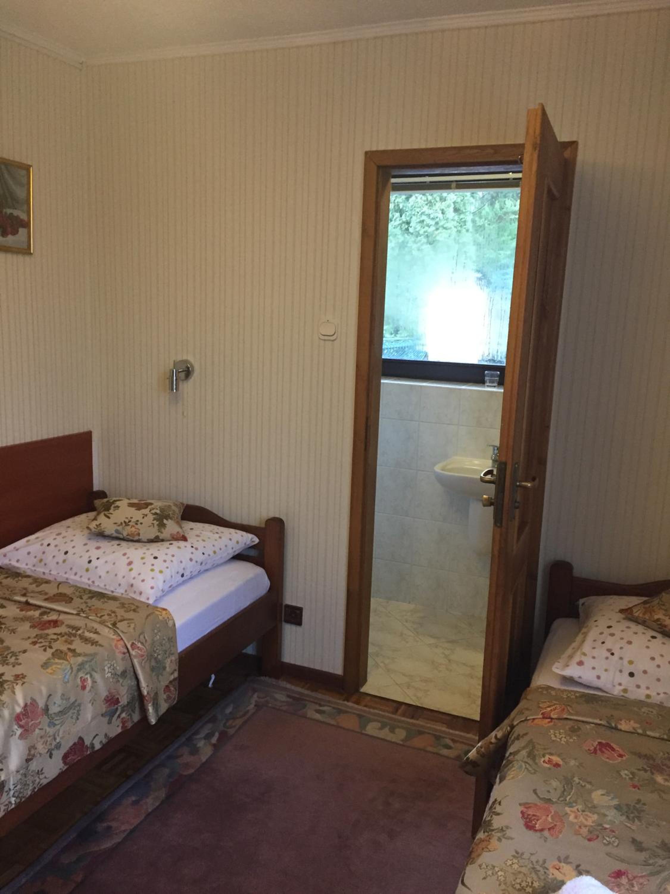 Twin Room with Bathroom - Photo 3