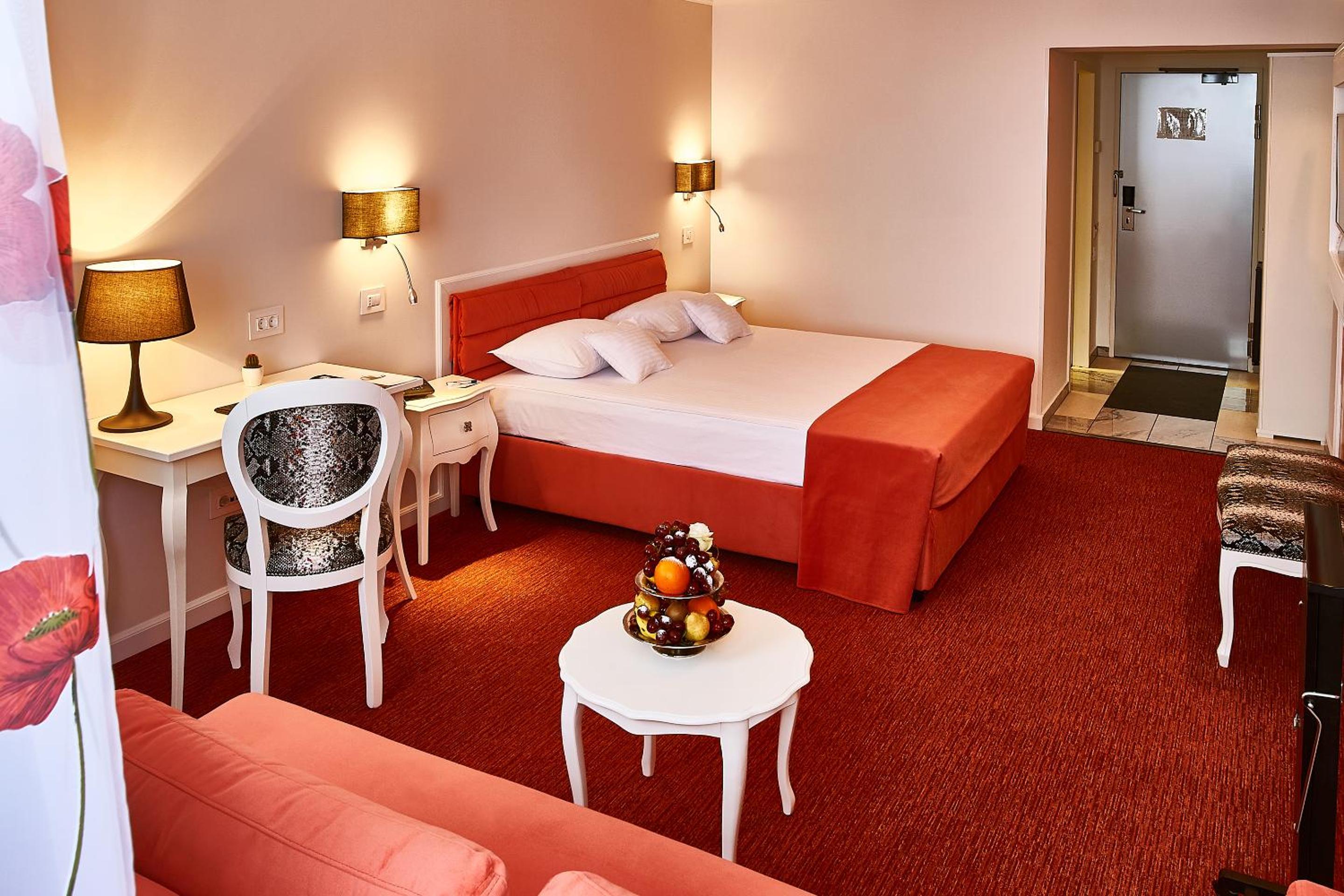 Deluxe Double Room with Sofa - Photo 3