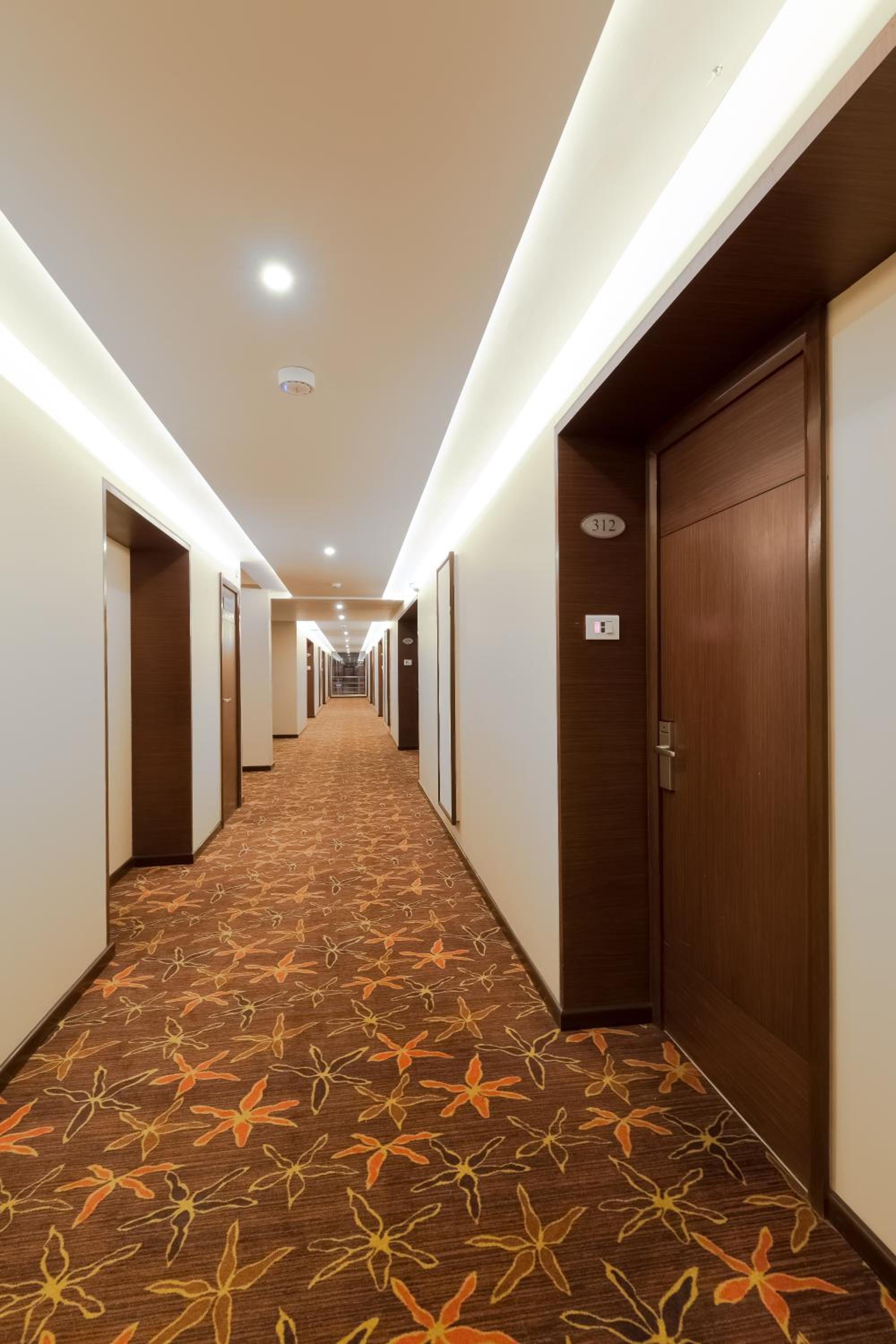 Executive Twin Room - Photo 8
