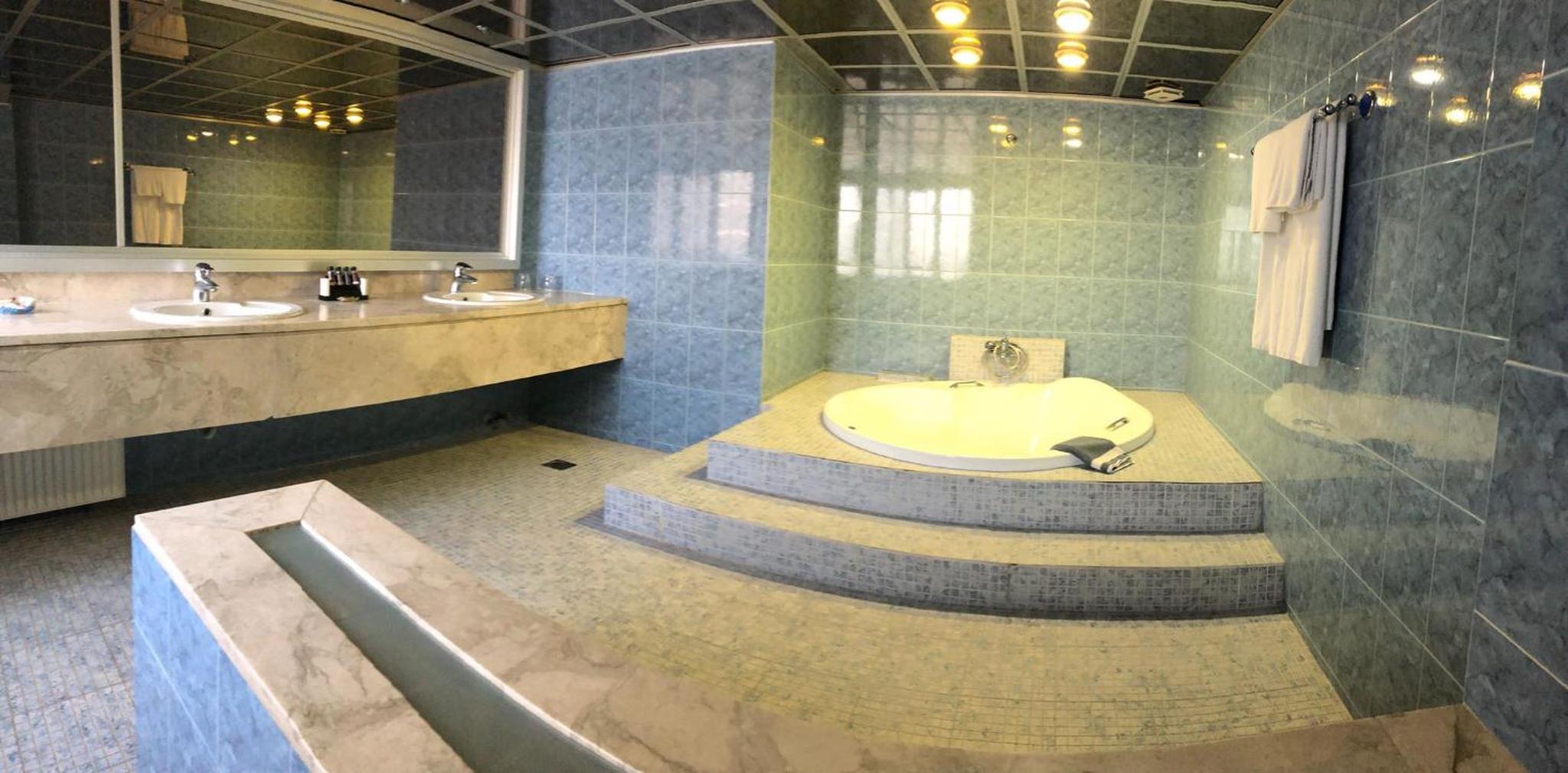 Deluxe Suite with Sea View - Photo 3