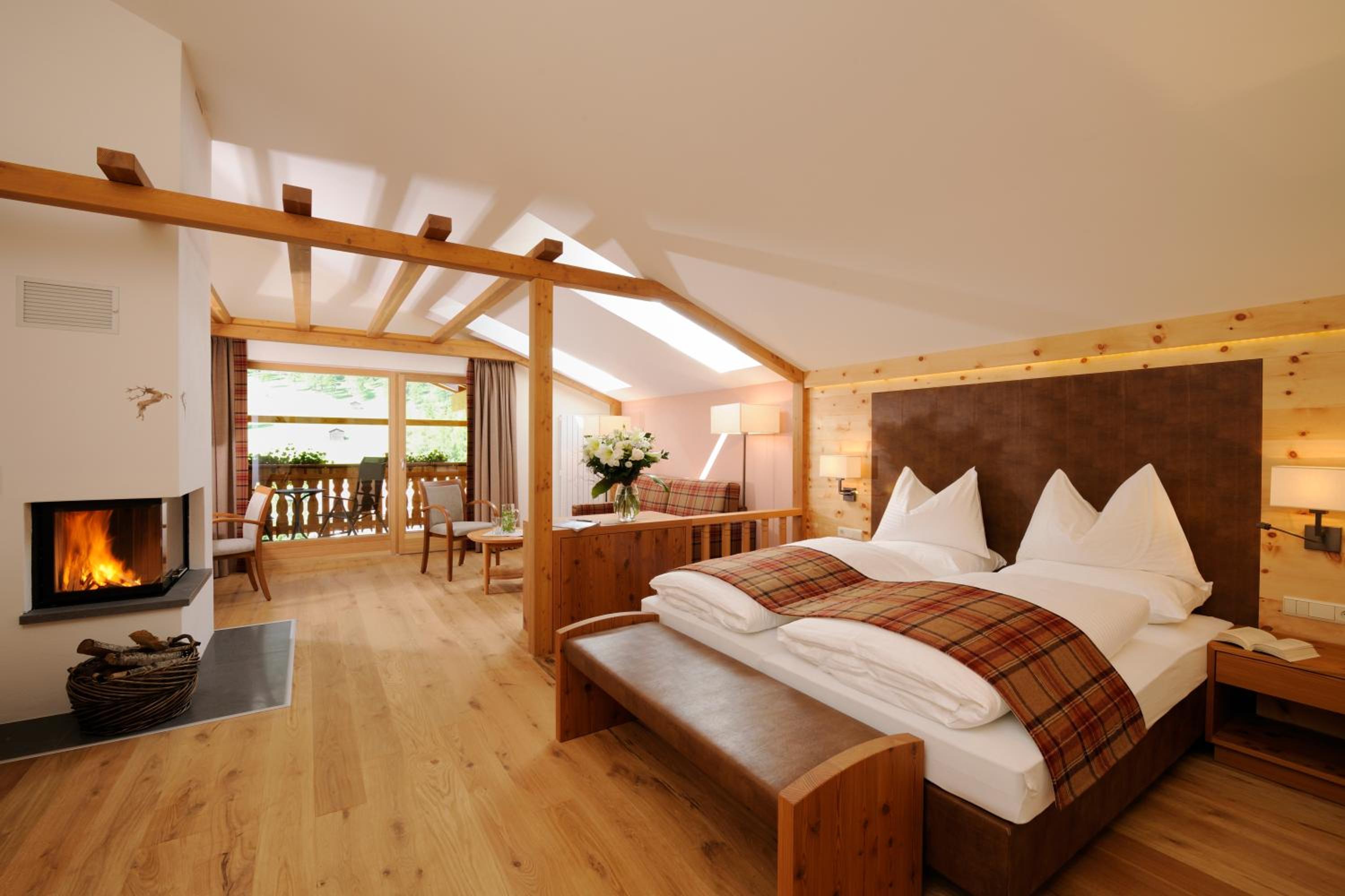 Suite - Attic - Photo 1