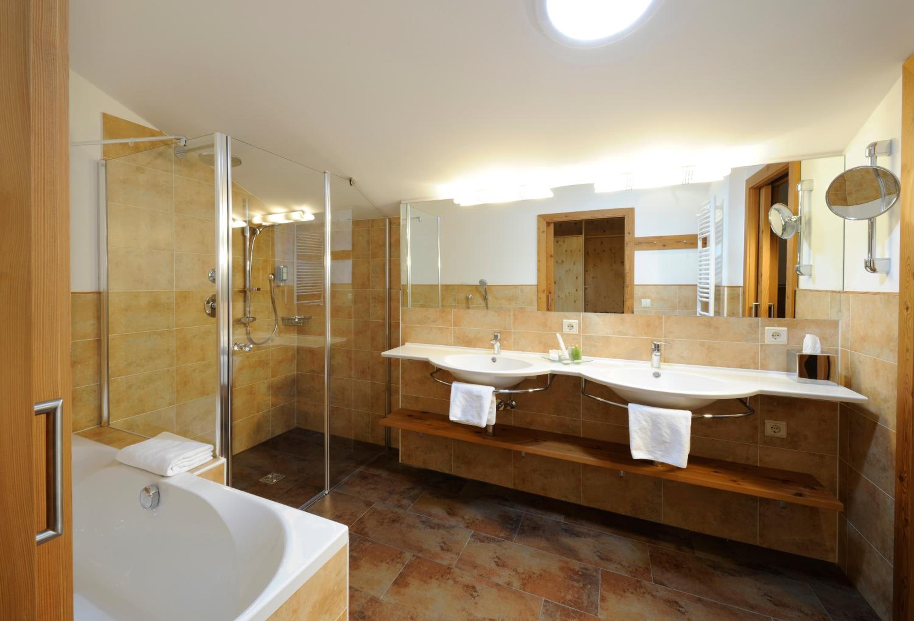 Suite - Attic - Photo 8