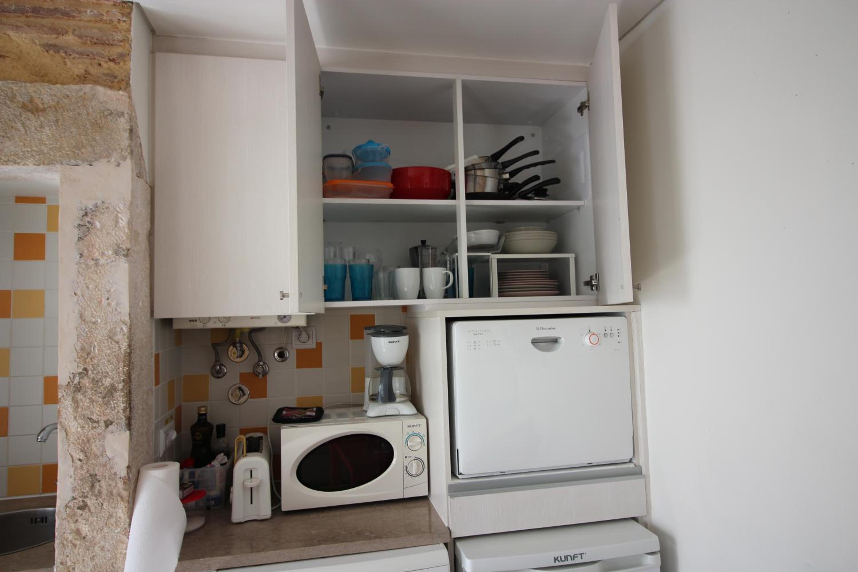 One-Bedroom Apartment - Photo 2