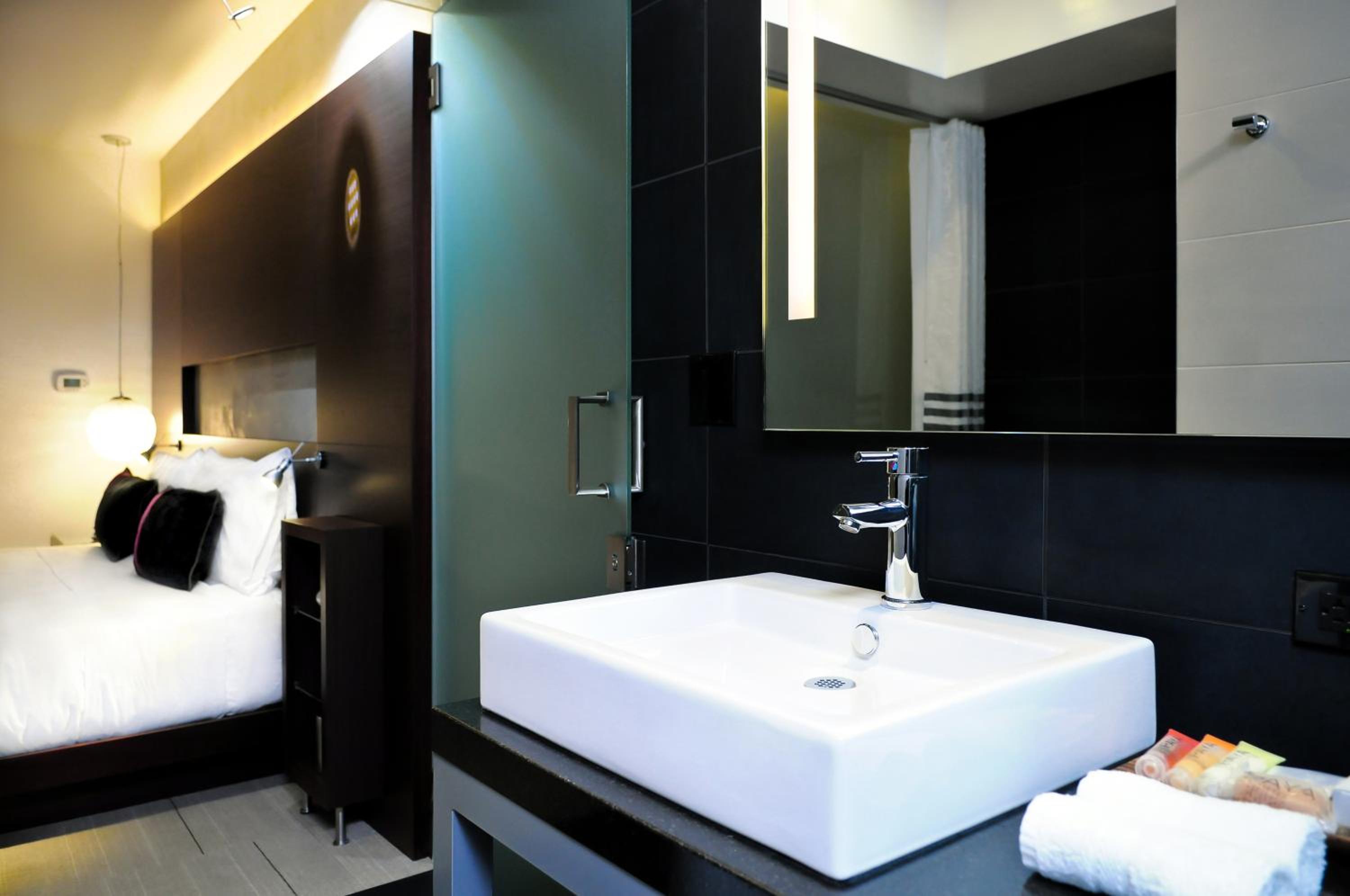 Deluxe King Room - Photo 8