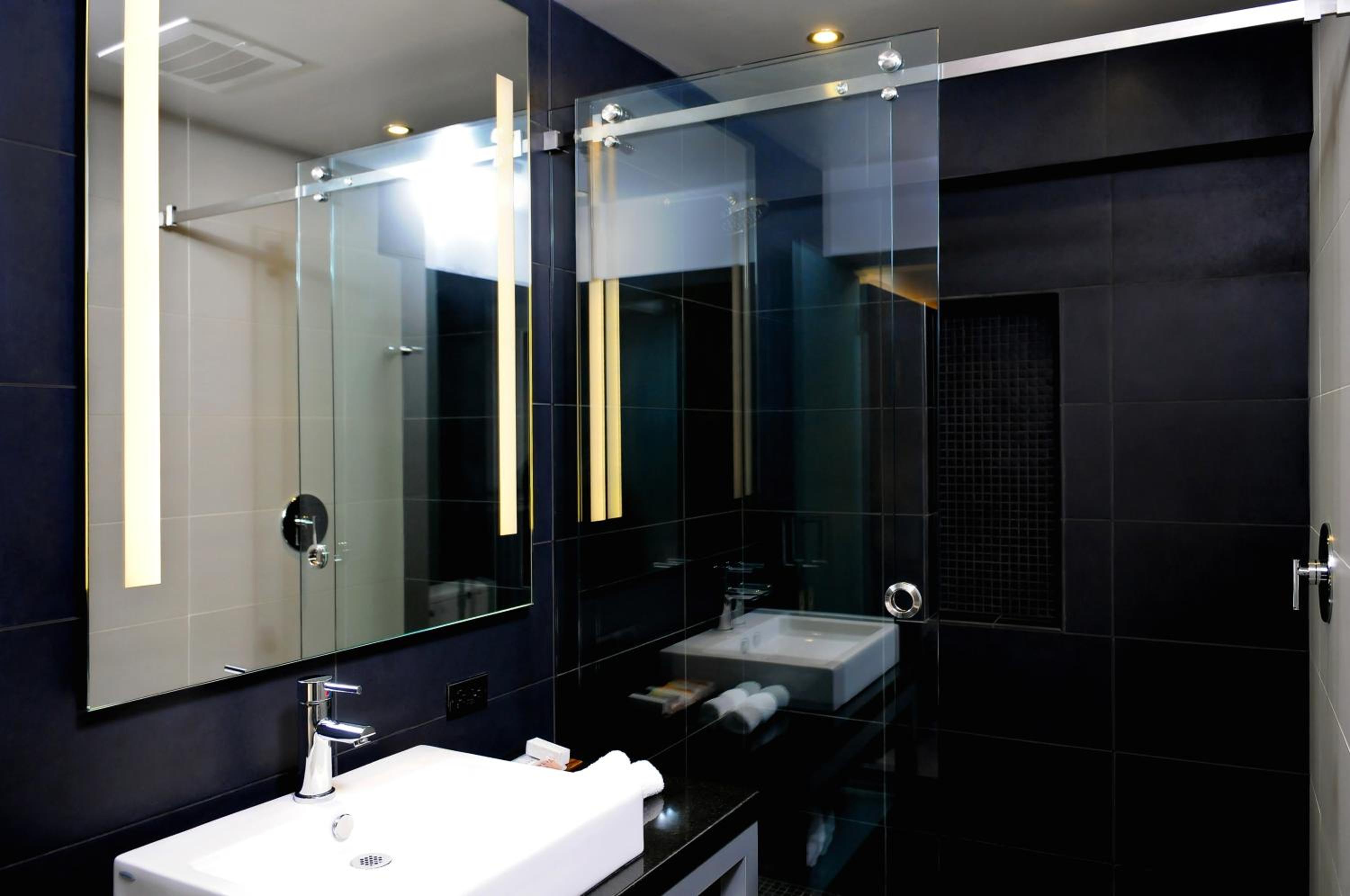 Deluxe King Room - Photo 3