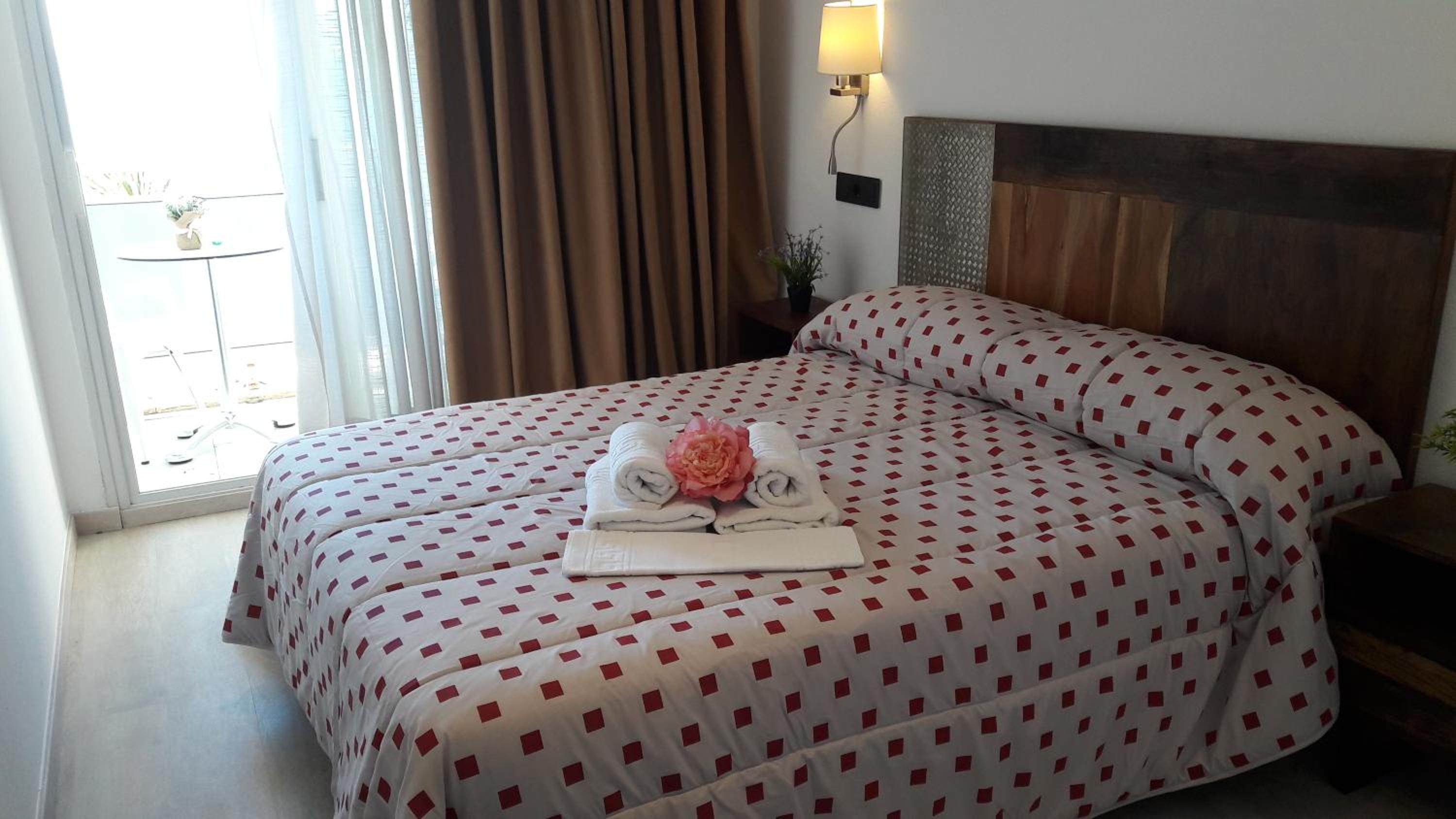 Double or Twin Room with Sea View - Photo 19