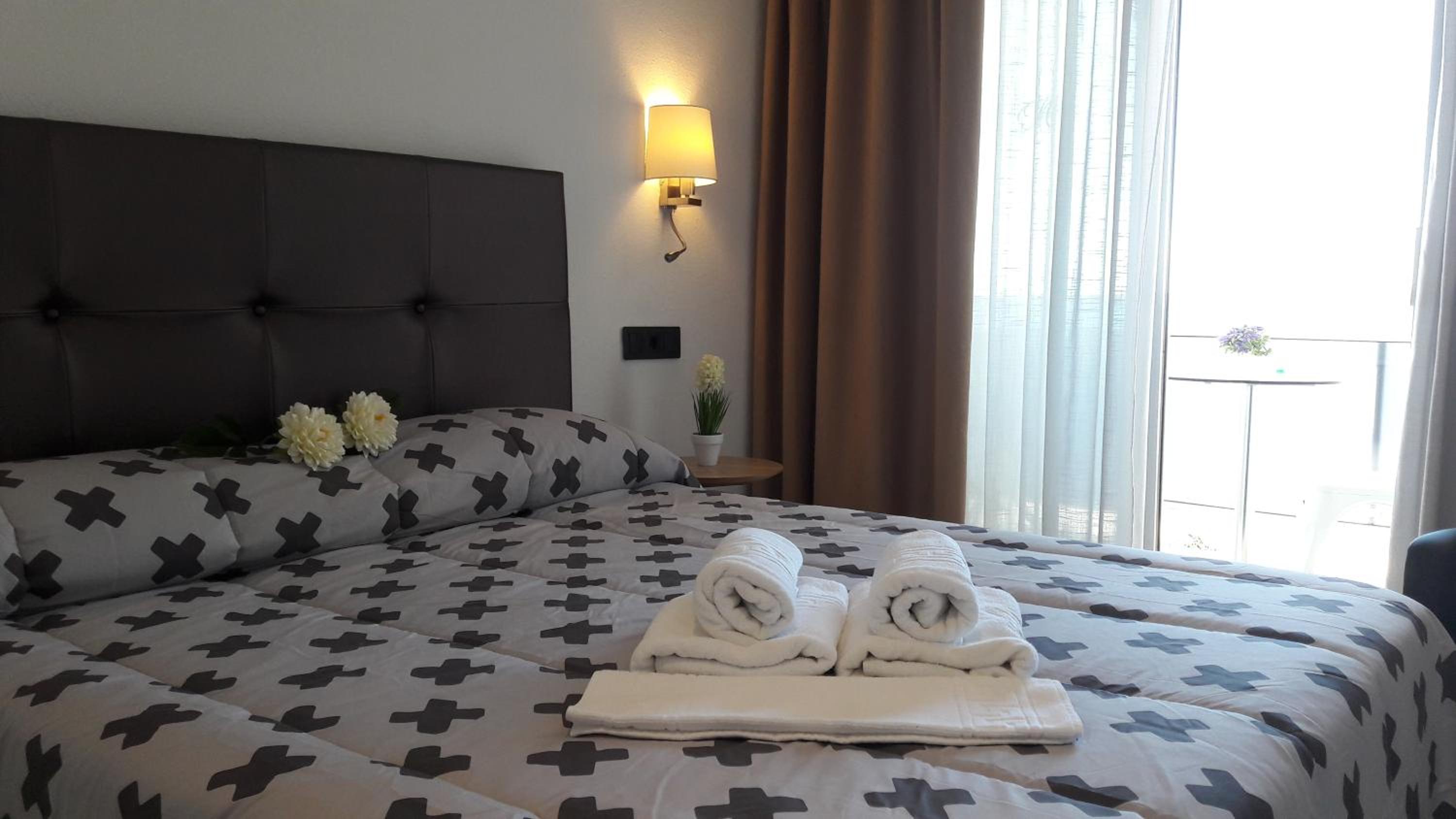 Double or Twin Room with Sea View - Photo 17