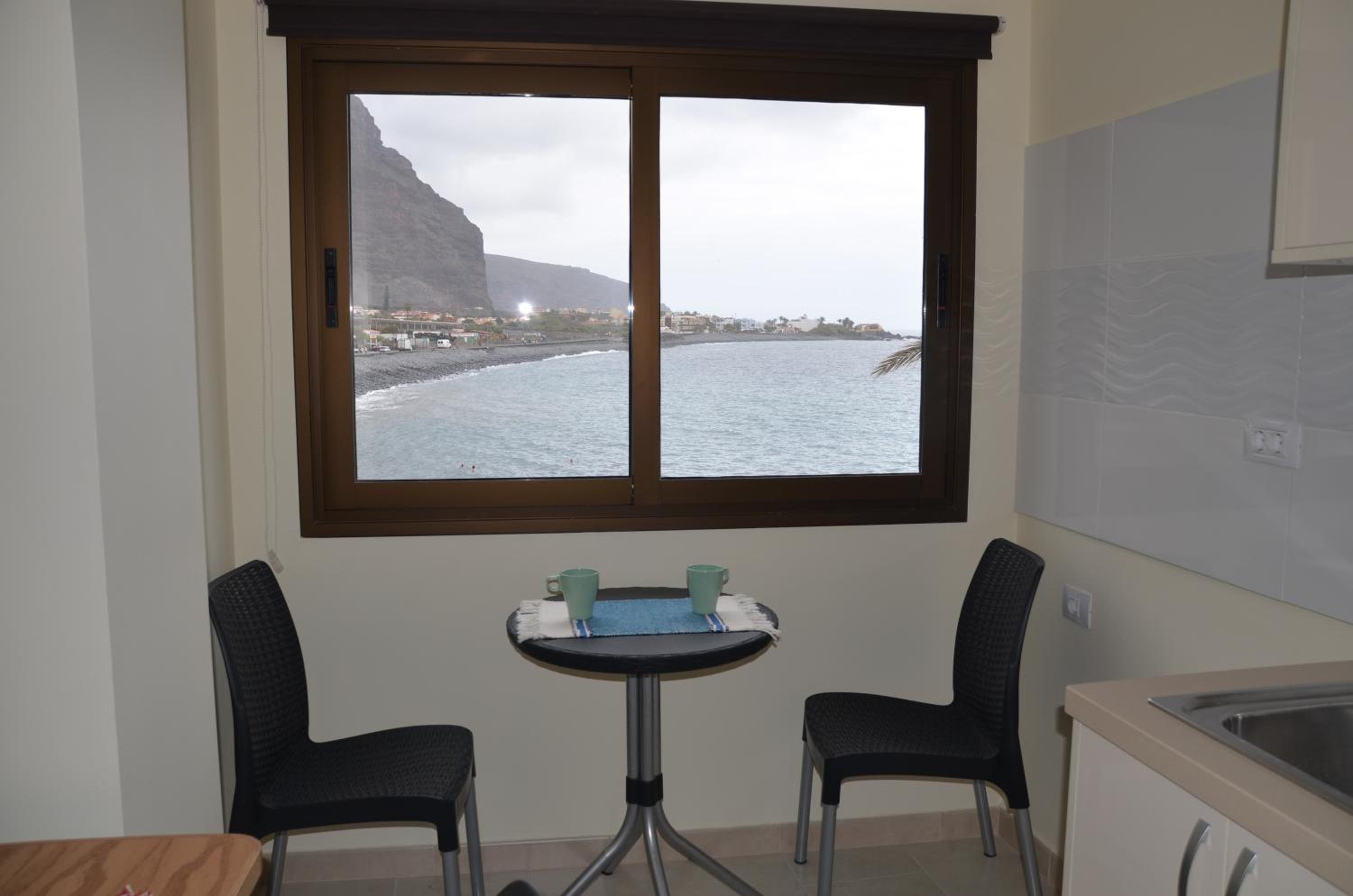 Apartment with Sea View with Balcony - Photo 6