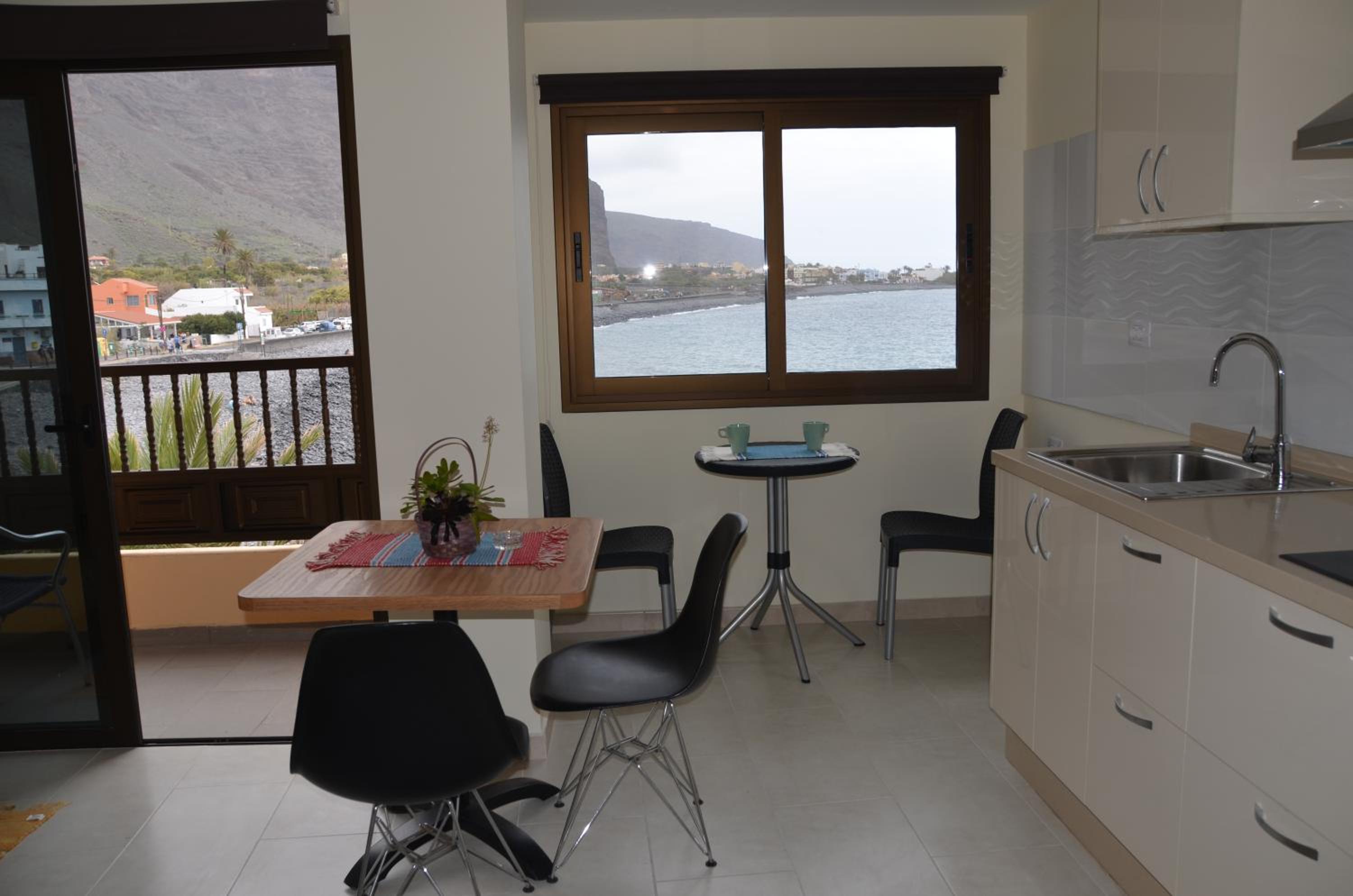 Apartment with Sea View with Balcony - Photo 7