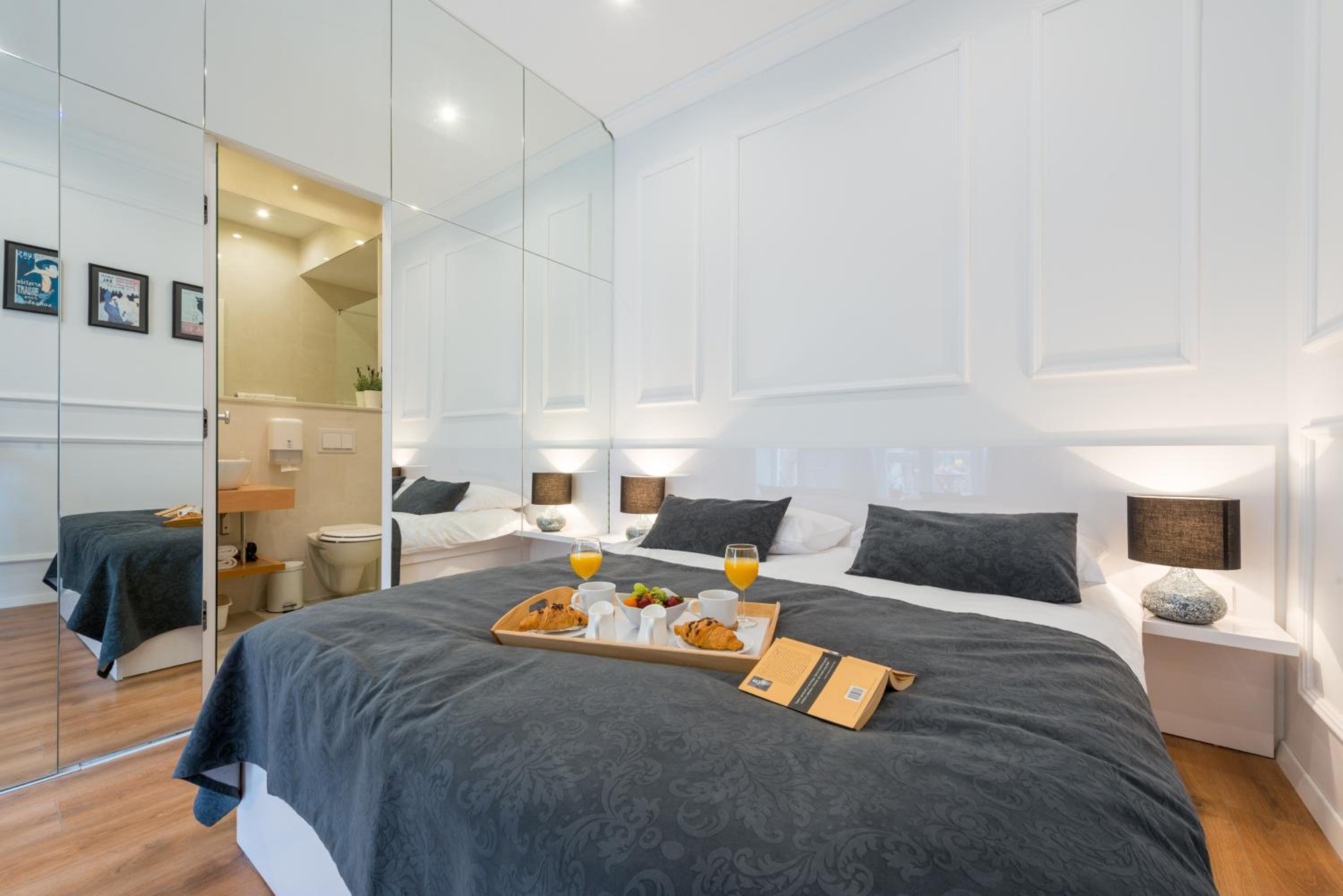 Deluxe Suite with Balcony photo 2