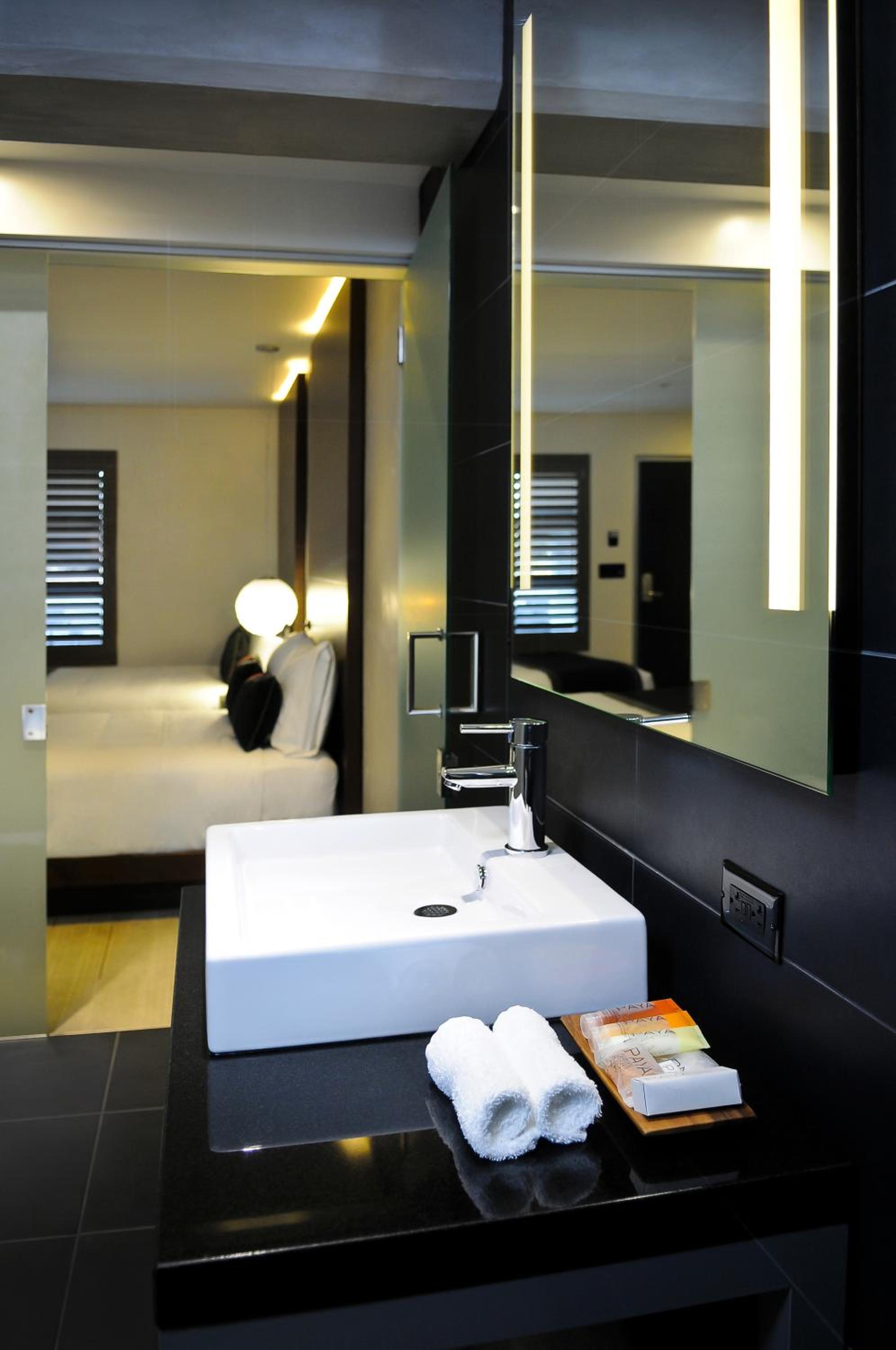 Deluxe Double Room with Two Double Beds - Photo 7