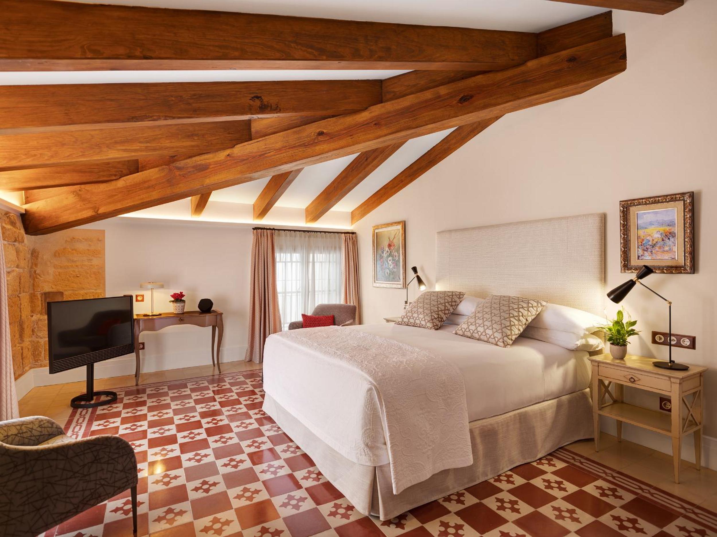 Superior Junior Suite with Spa Access thumbnail 6