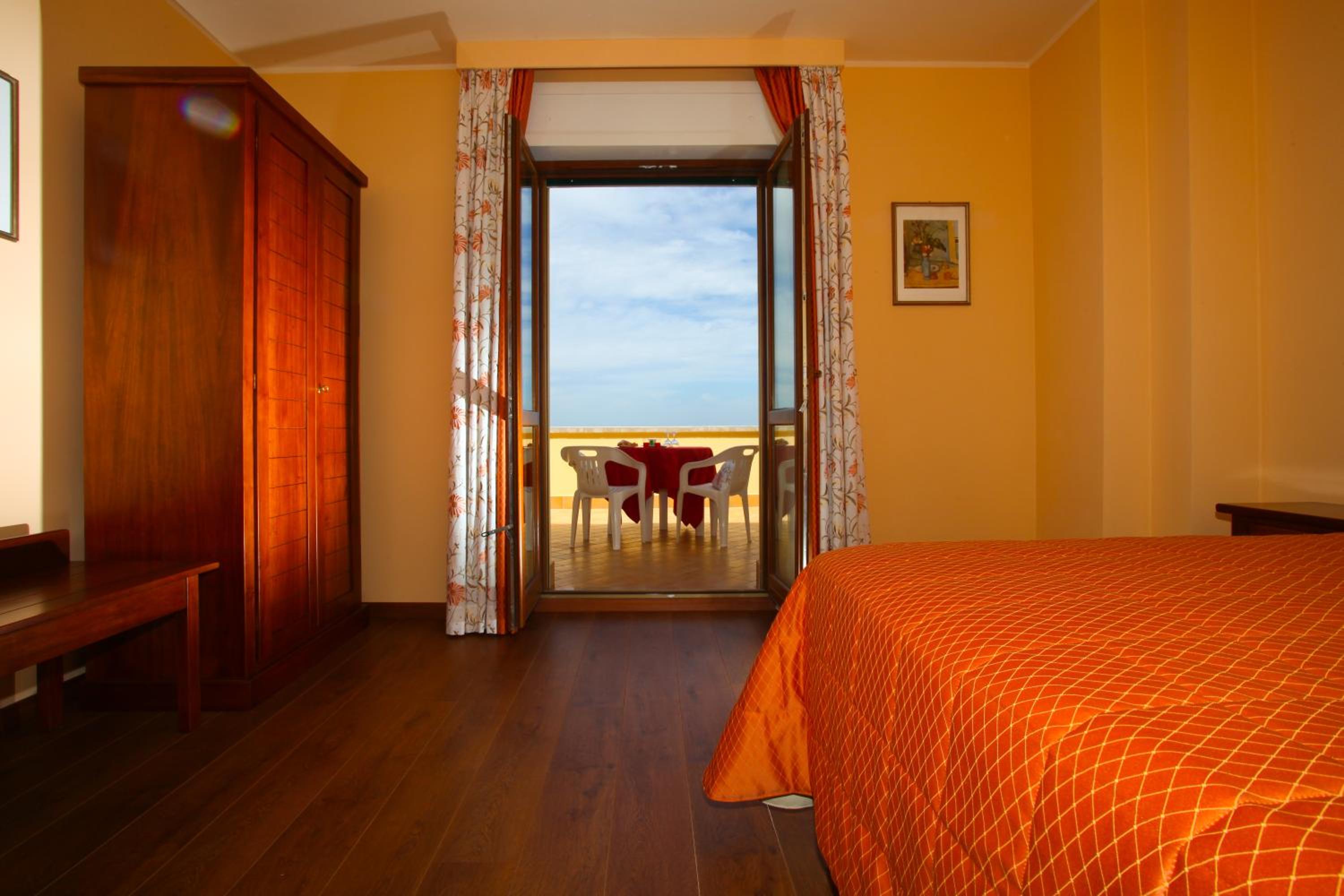 Double or Twin Room with Mountain View - Photo 1