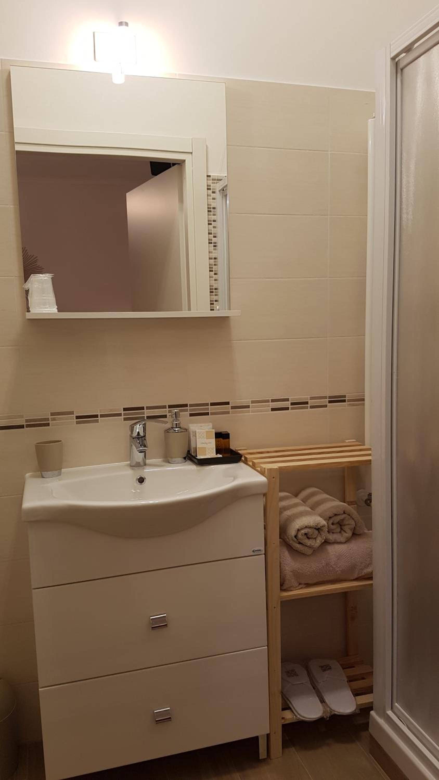 Double Room with Balcony - Photo 5