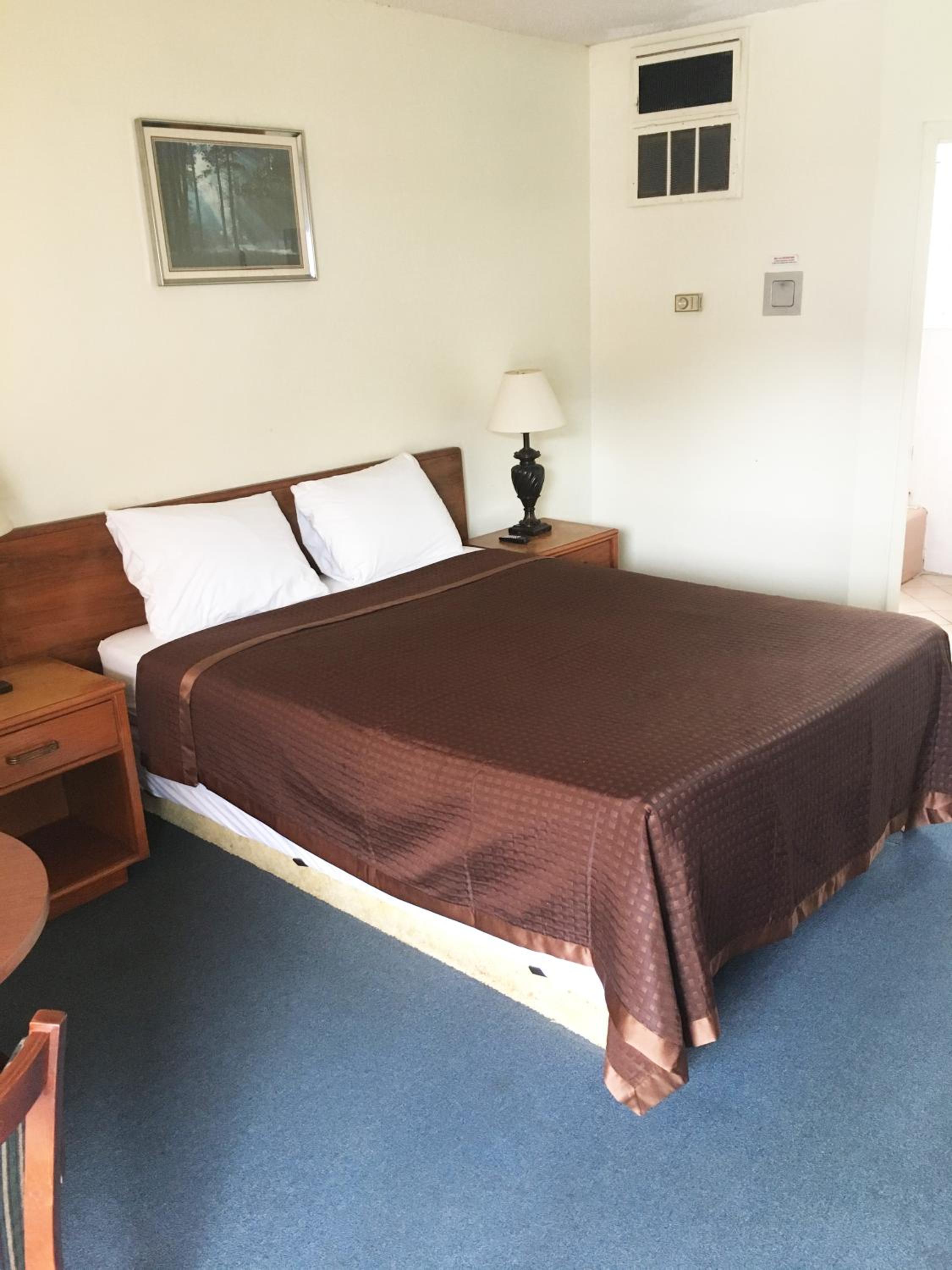 Queen Room photo 2