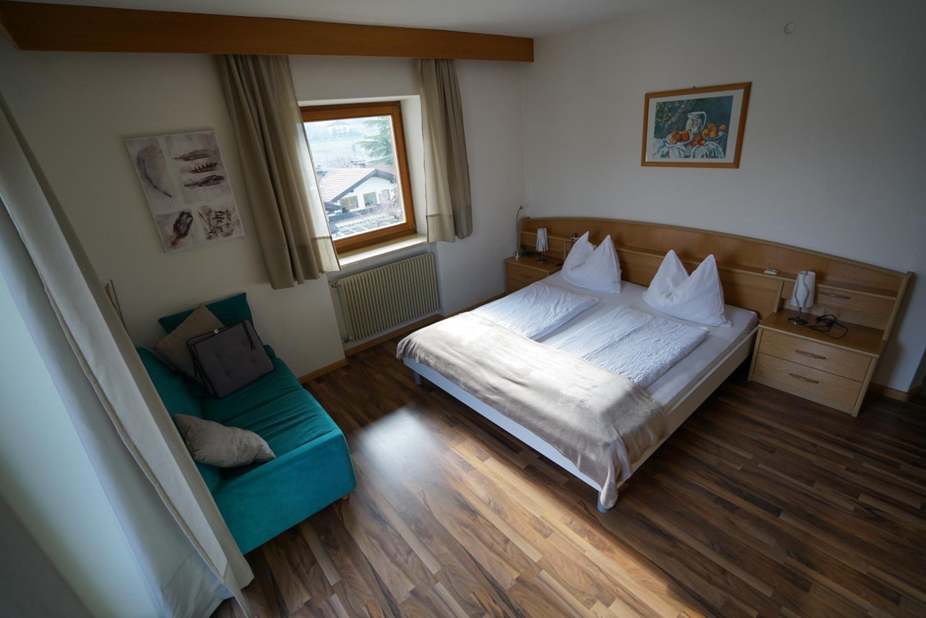 Large One-Bedroom Apartment with Balcony photo 1