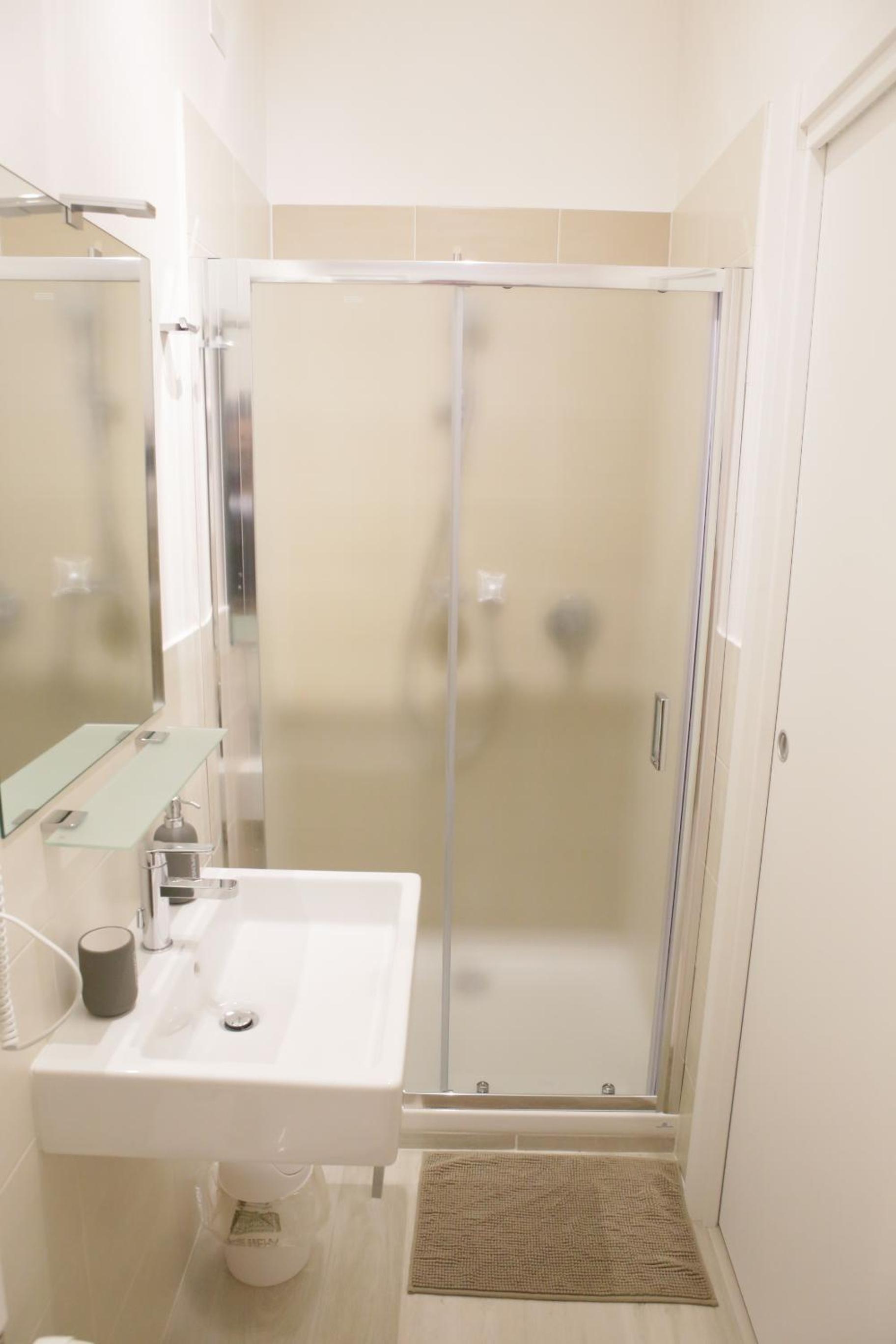Double Room with Private Bathroom - Photo 17