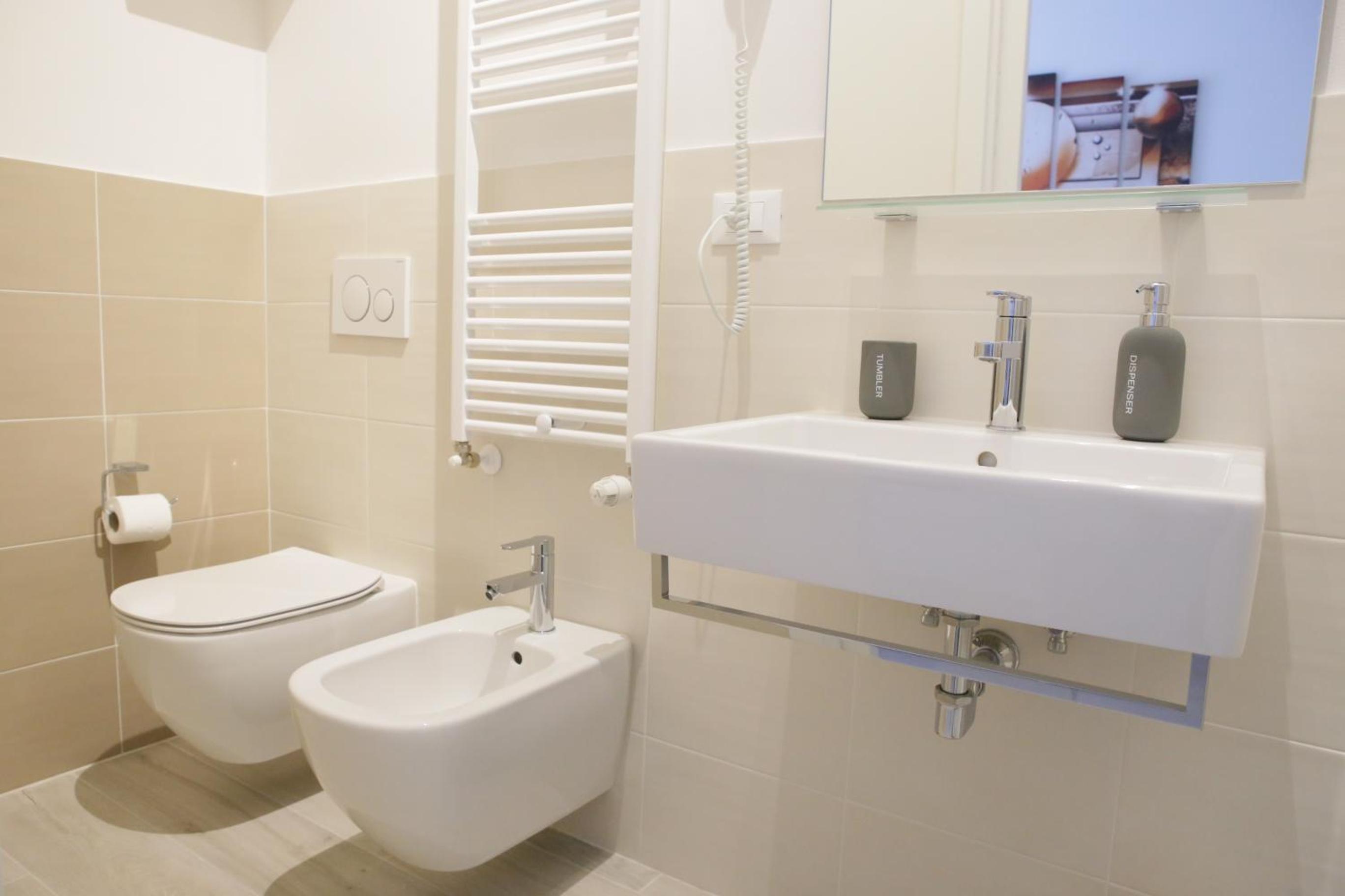 Double Room with Private Bathroom - Photo 2