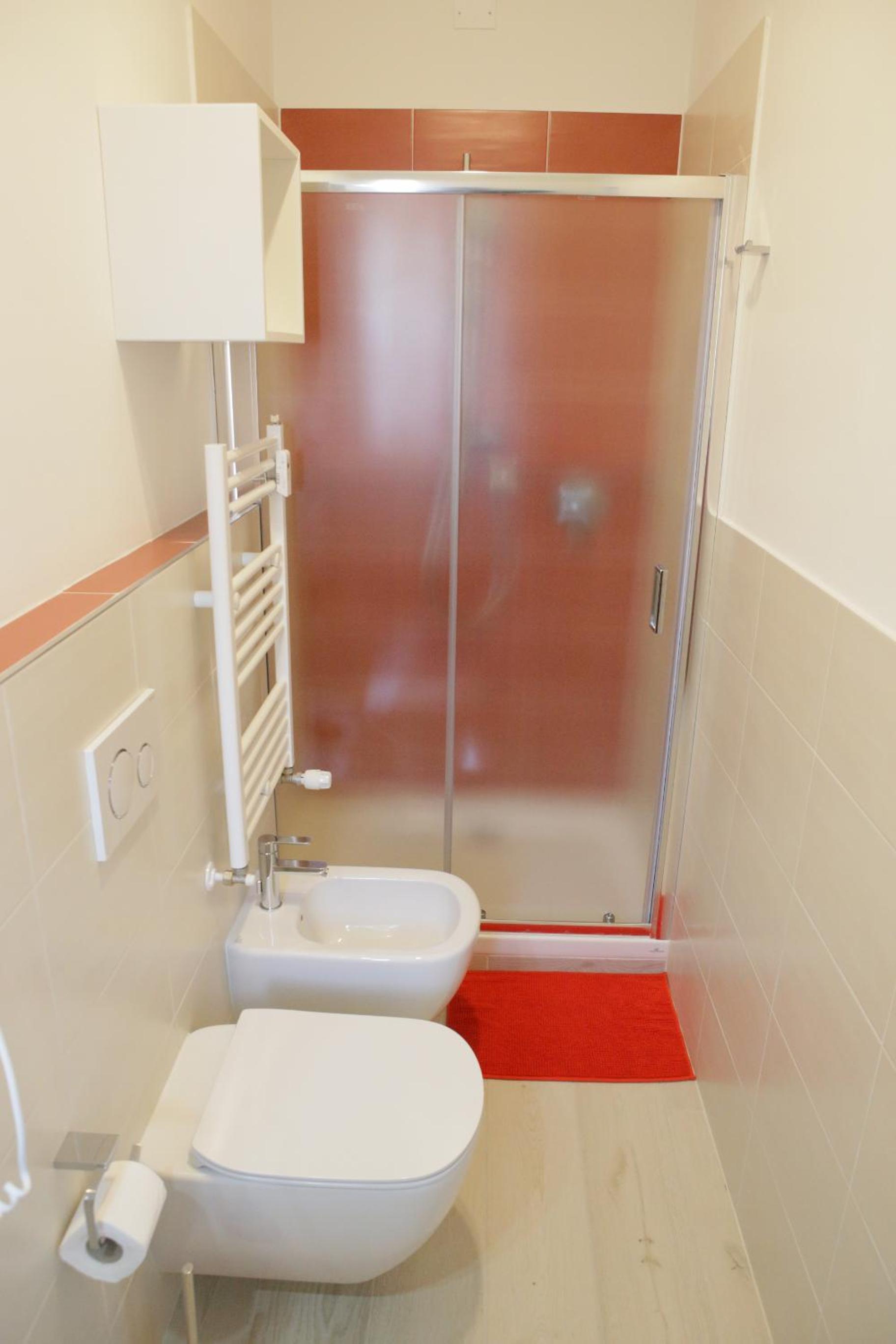 Double Room with Private Bathroom - Photo 10