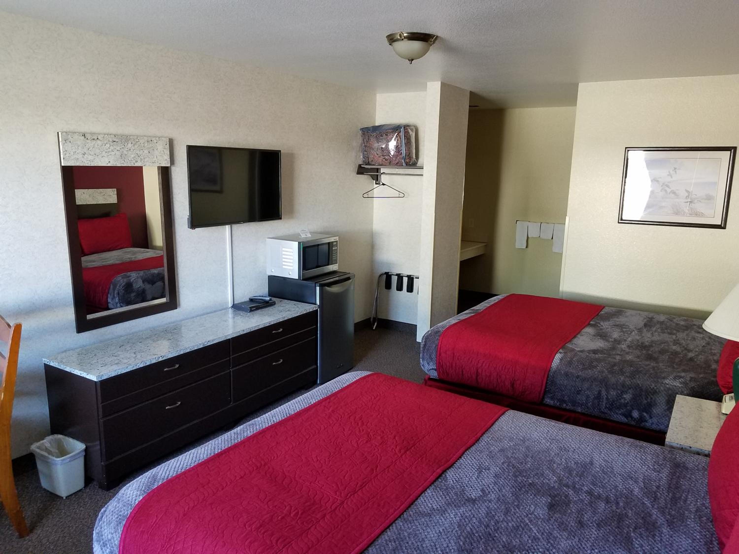 Queen Room with Two Queen Beds photo 3