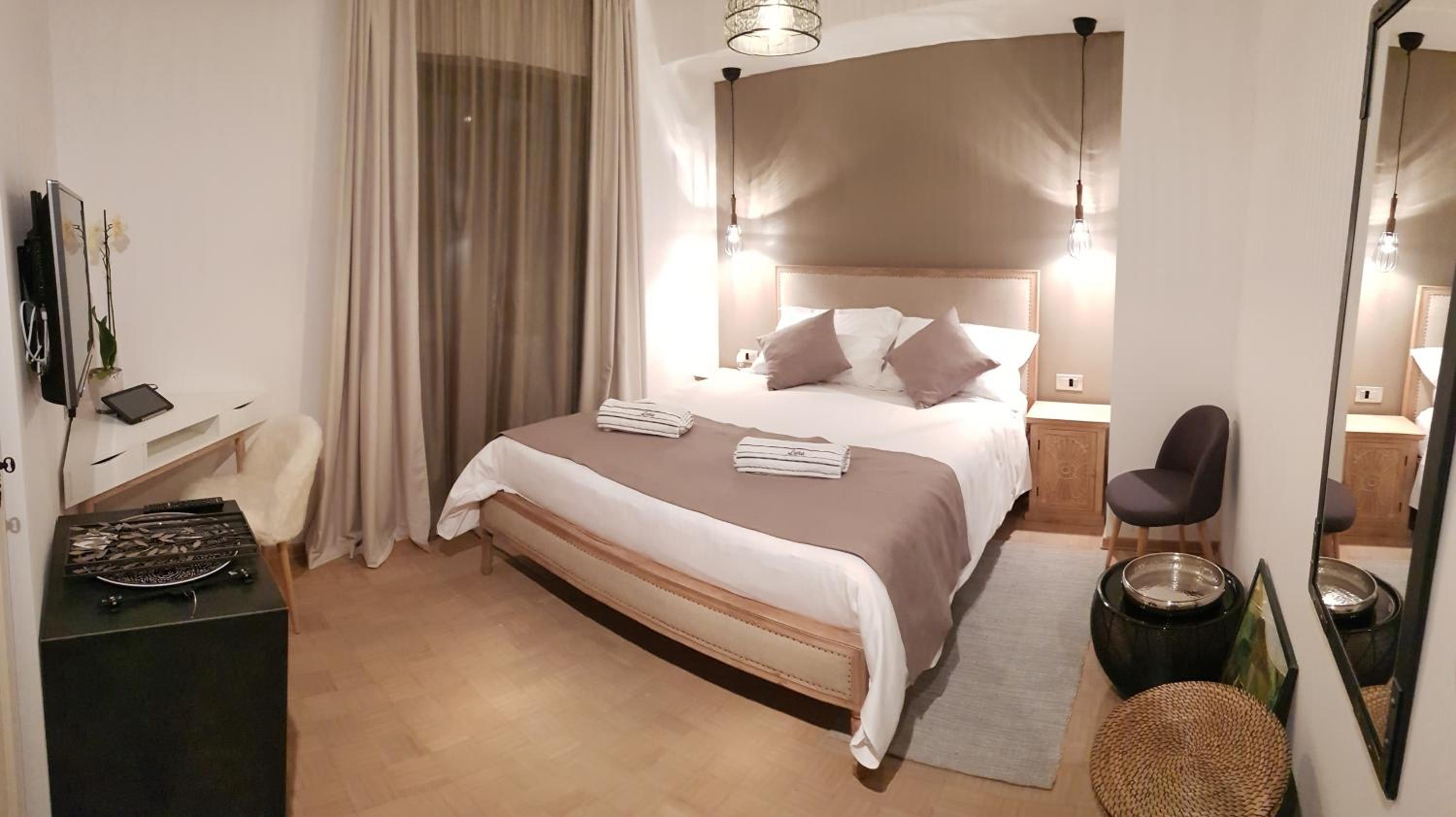 Double Room with Balcony - Photo 11